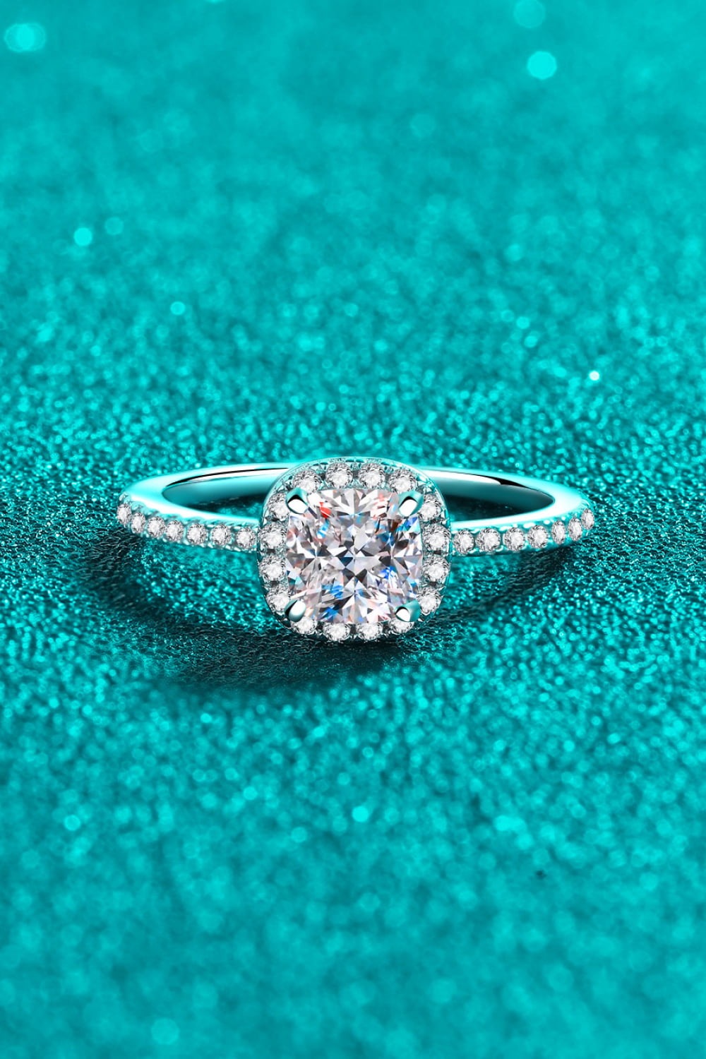 Anillo de halo de moissanita de 1 quilate de plata de ley 925