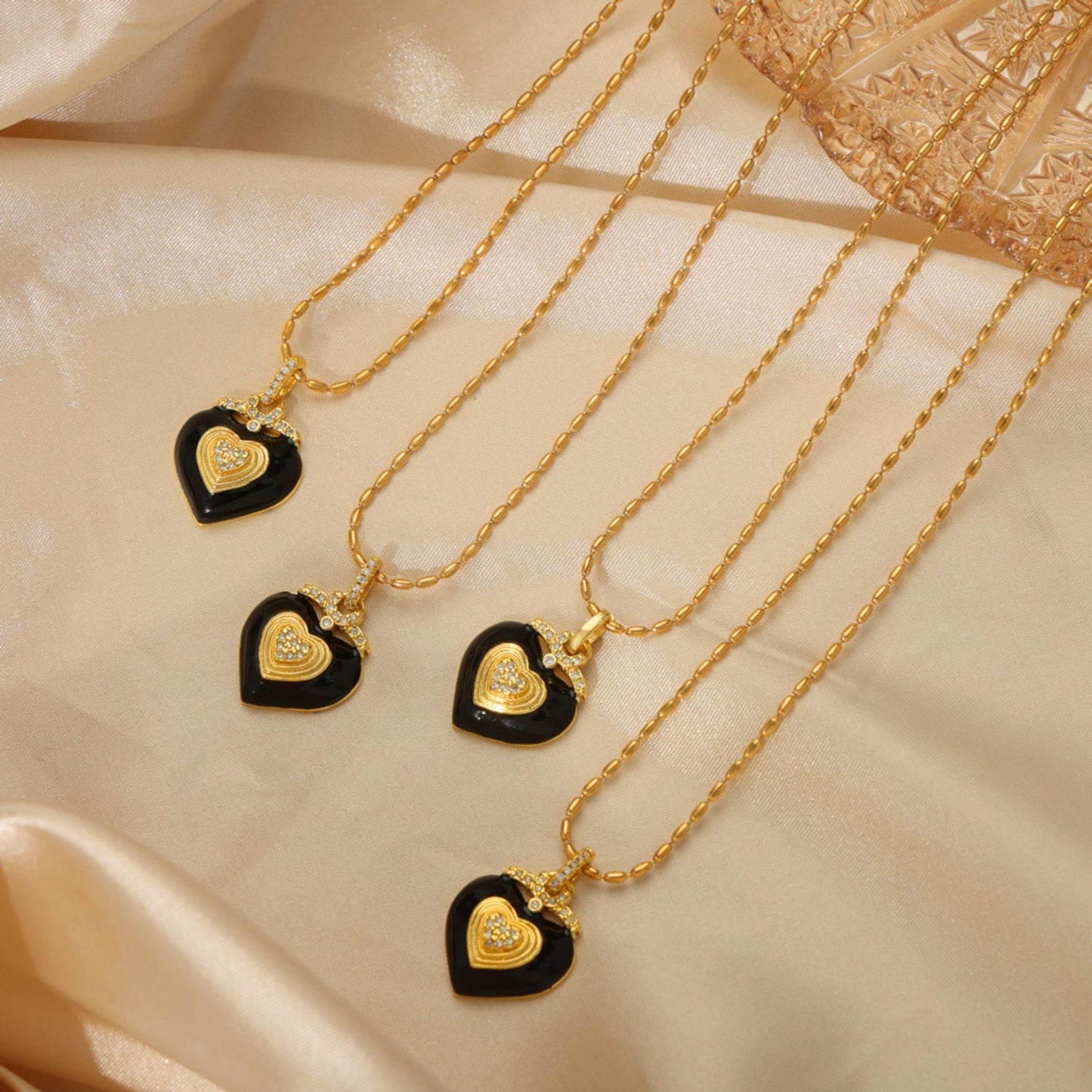 Collar con corazón de acero de titanio