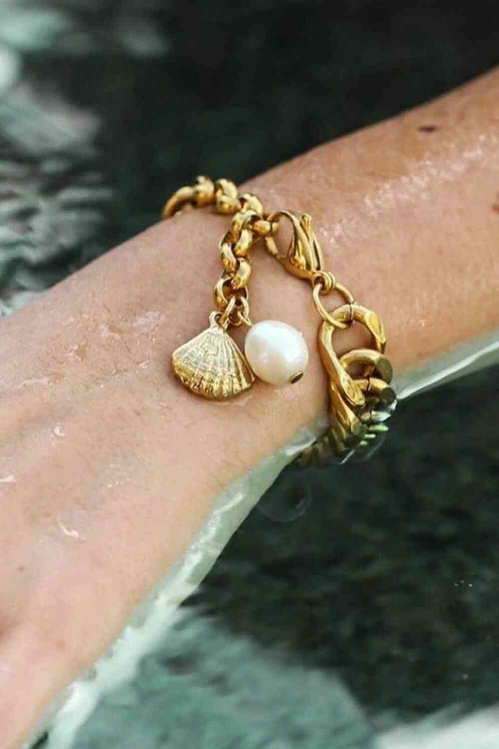 Pulsera de cadena barbada con baño de oro de 18 quilates GlamGold – Elegante detalle de perla. Consulta la tabla de tallas en "más detalles".
