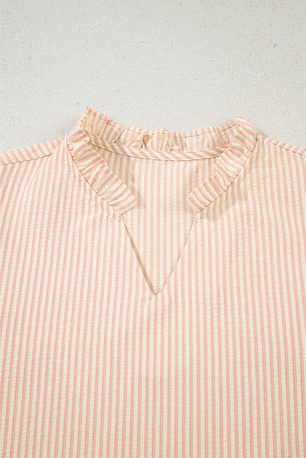 Blusa con cuello en V, manga abullonada, lazo a rayas rosas y adorno de perlas