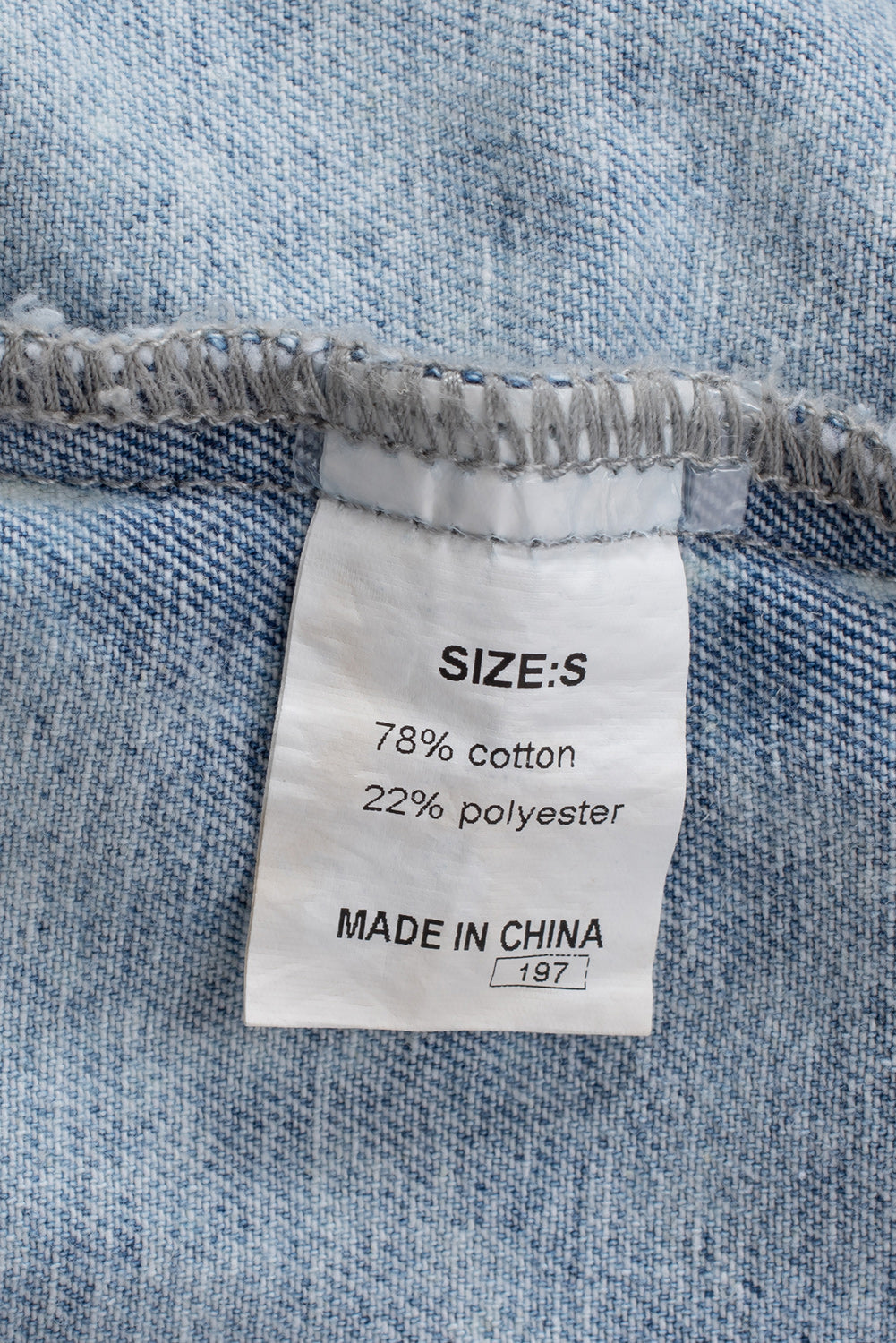 Chaqueta Vaquera Azul Claro Desgastada Rota con Bajo Sin Rematar y Botones