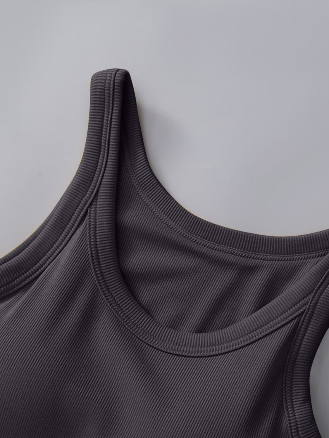 Camiseta sin mangas de cuello redondo con sujetador