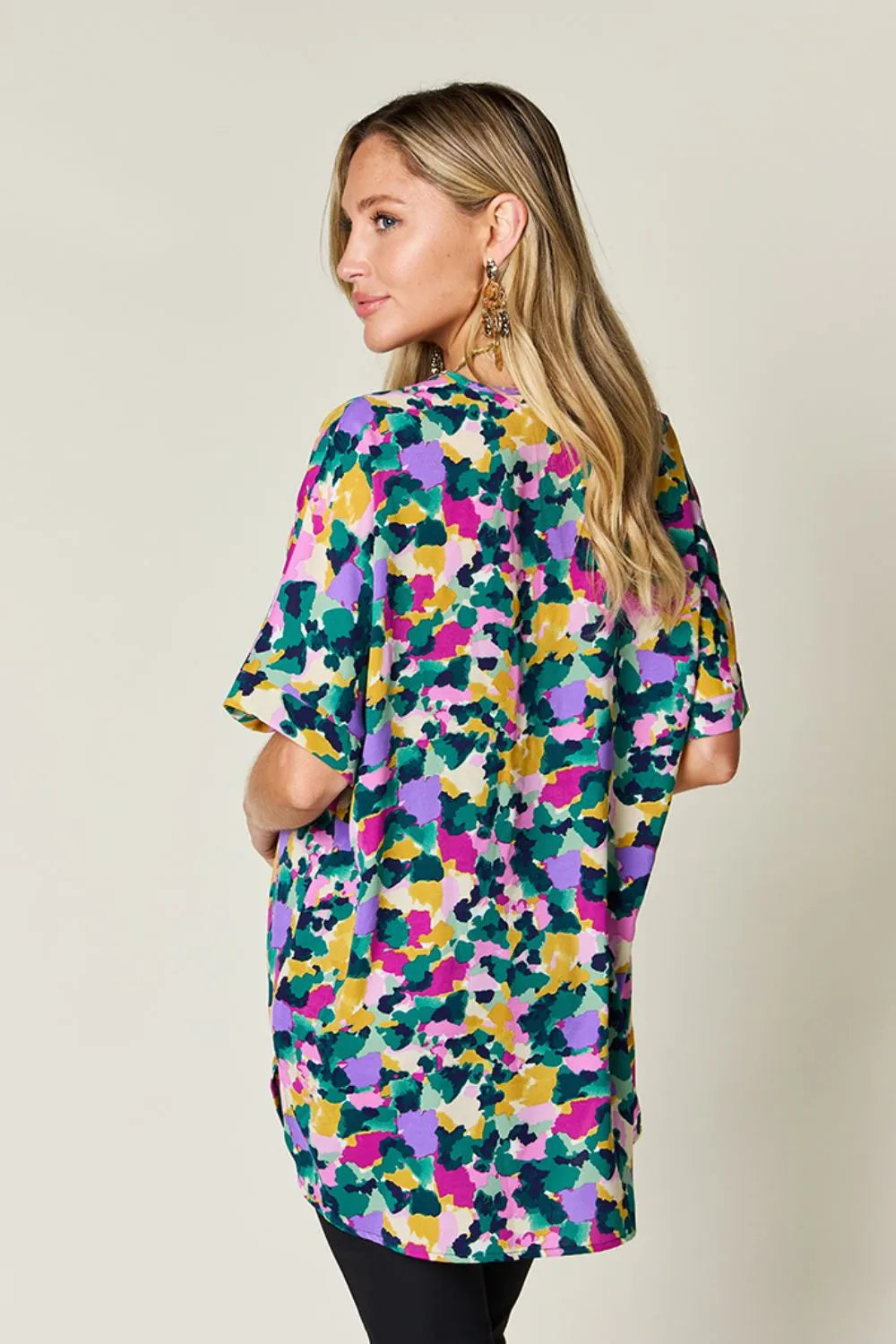 Blusa de cuello V estampada de talla completa con manga corta y abertura lateral Double Take