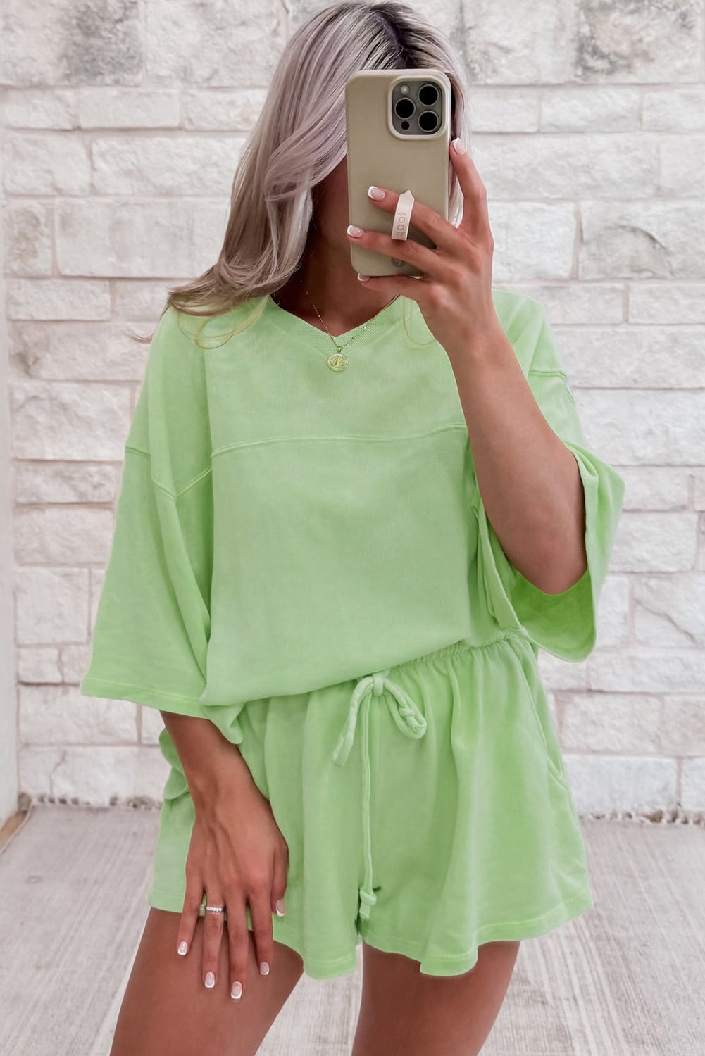 Conjunto de camiseta y shorts verde Meadow Mist de manga corta y cuello de pico suelto