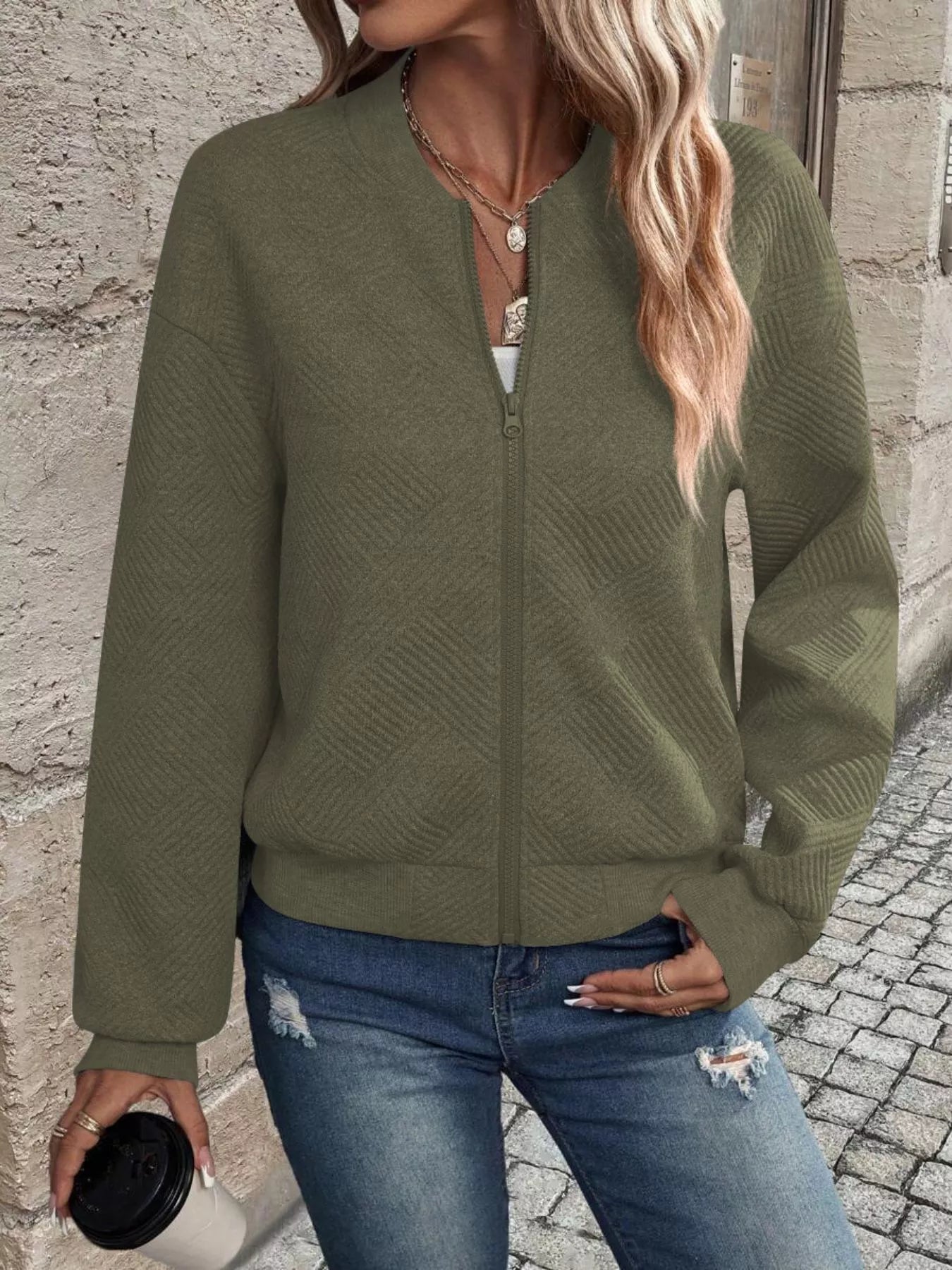 Chaqueta bomber con cremallera y textura