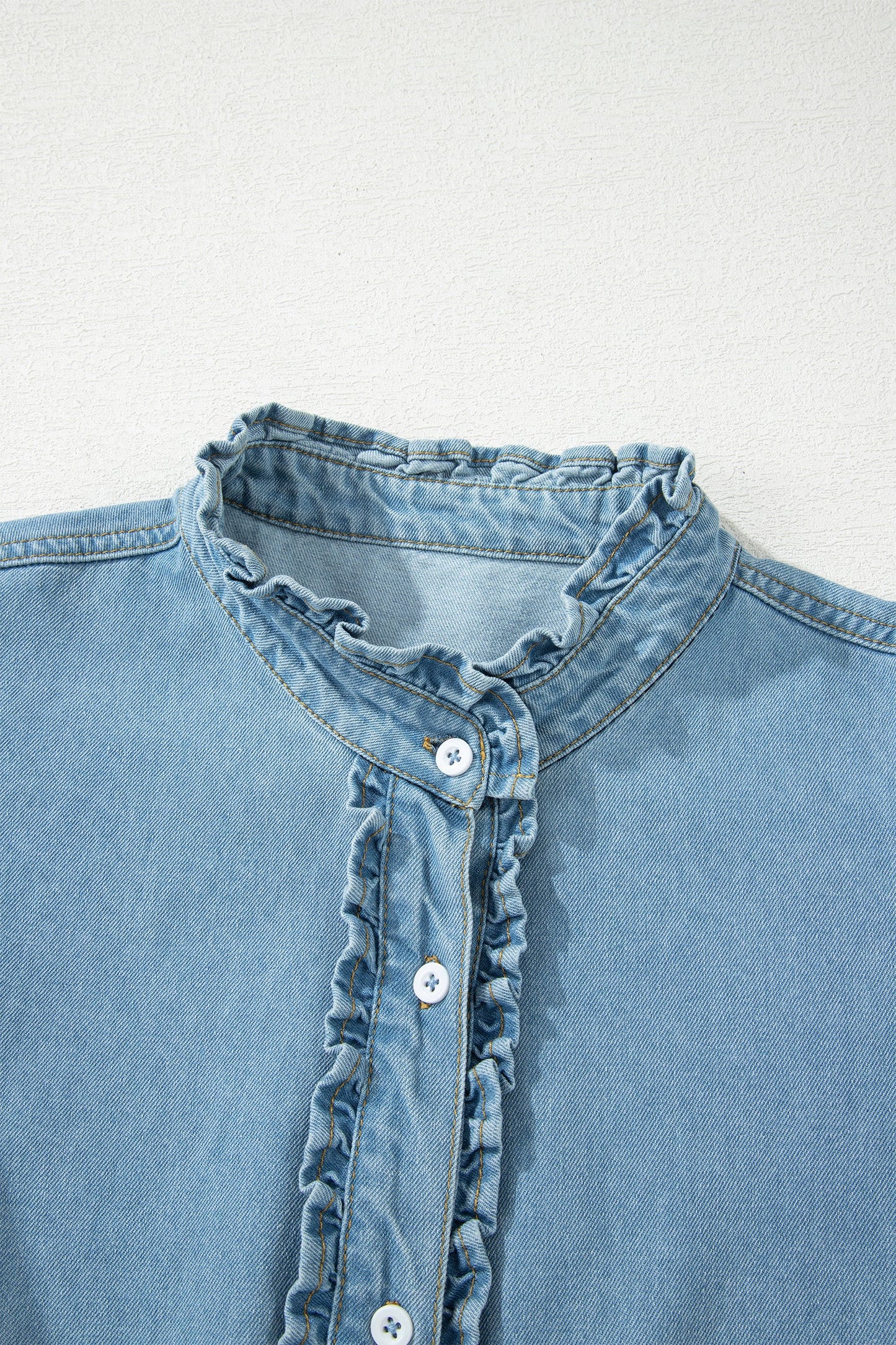 Minivestido vaquero Myosotis de manga corta con volantes y botones y detalle fruncido