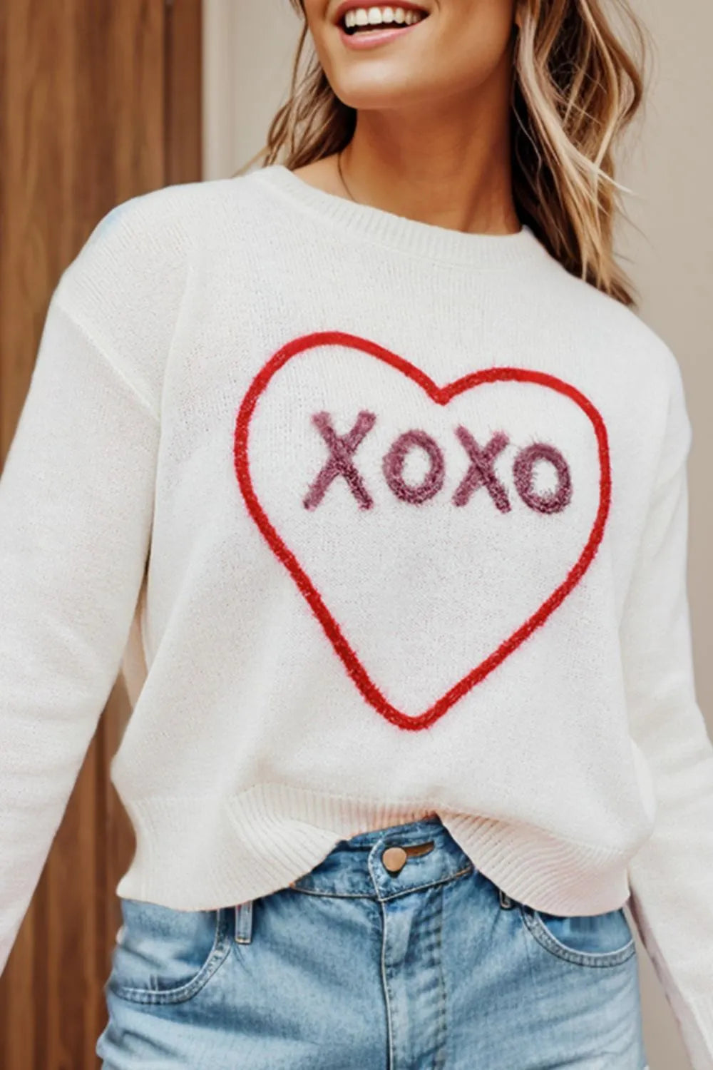 Suéter XOXO de cuello redondo y hombros caídos