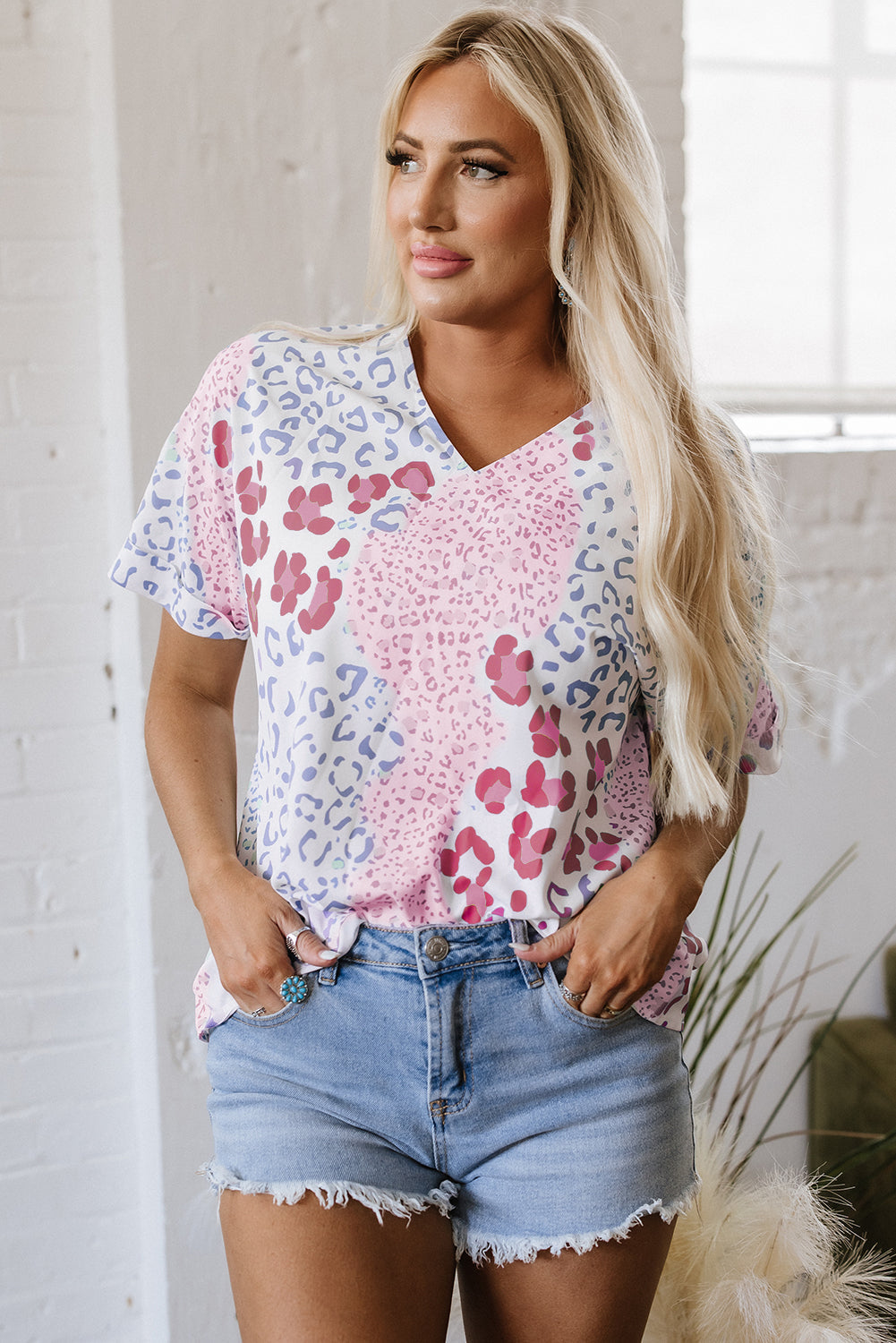 Blusa rosa de manga corta con cuello en V y estampado de leopardo mixto