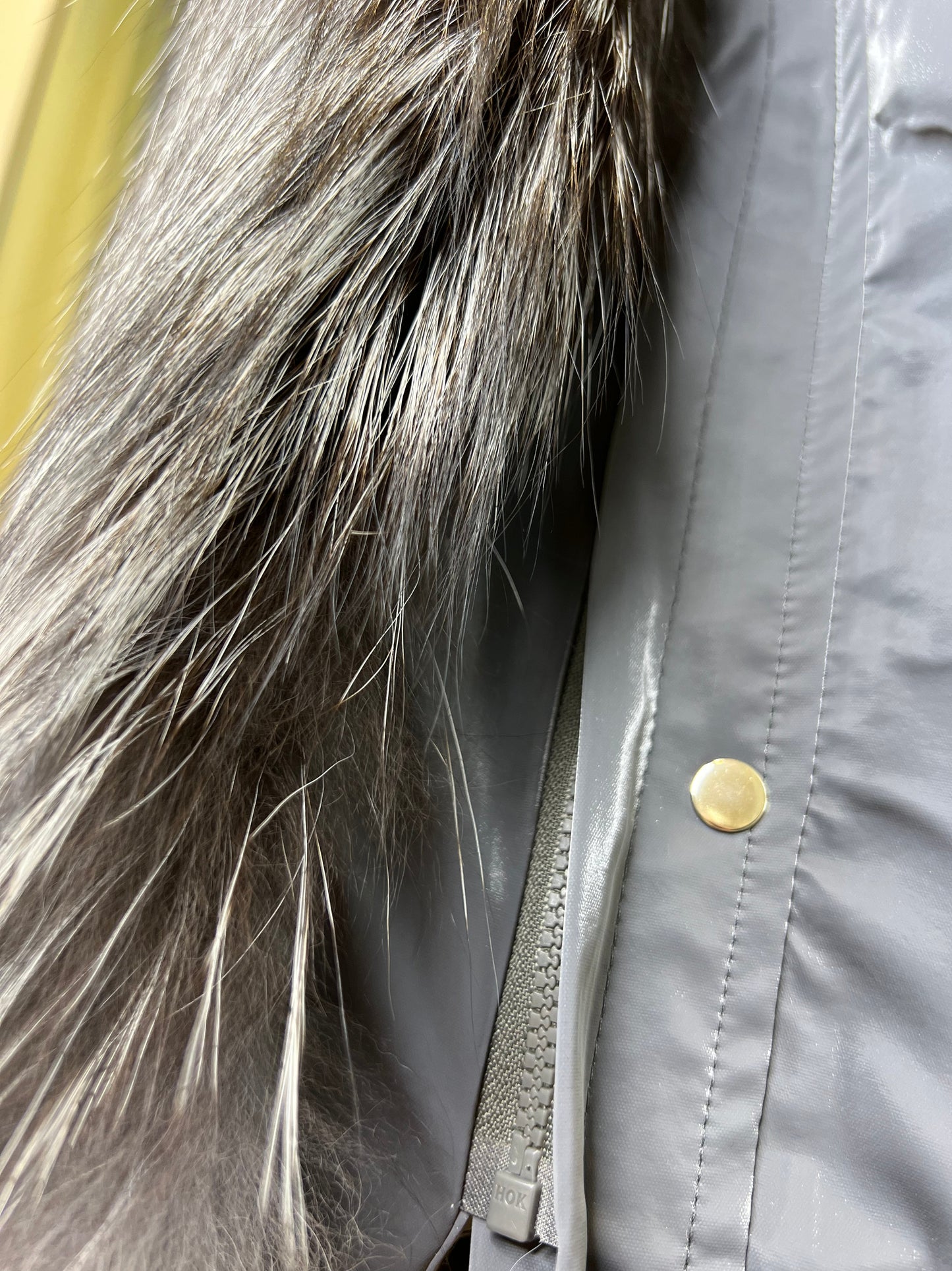 Parka Forrada con Capucha de Zorro Plateado Genuino y Aislamiento de Conejo