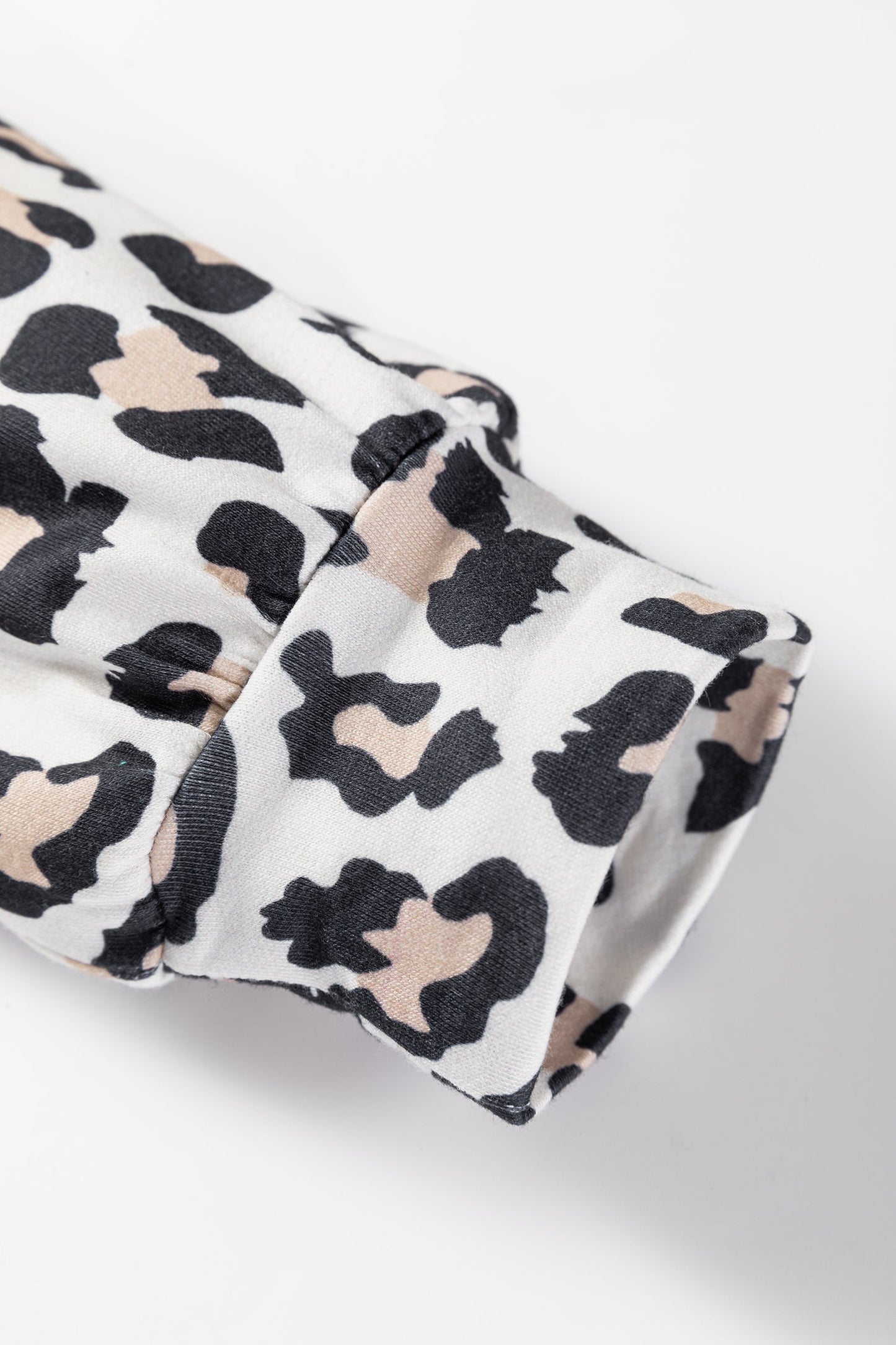 Top informal de manga larga con retazos de leopardo en bloques de color negro