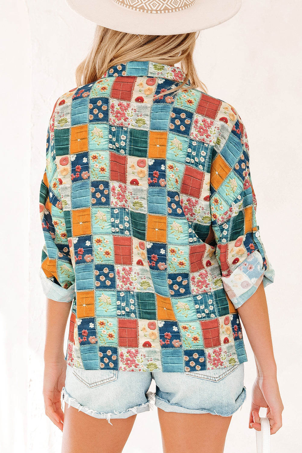 Blusa holgada con cuello, escote en V, mangas enrollables y estampado floral celeste