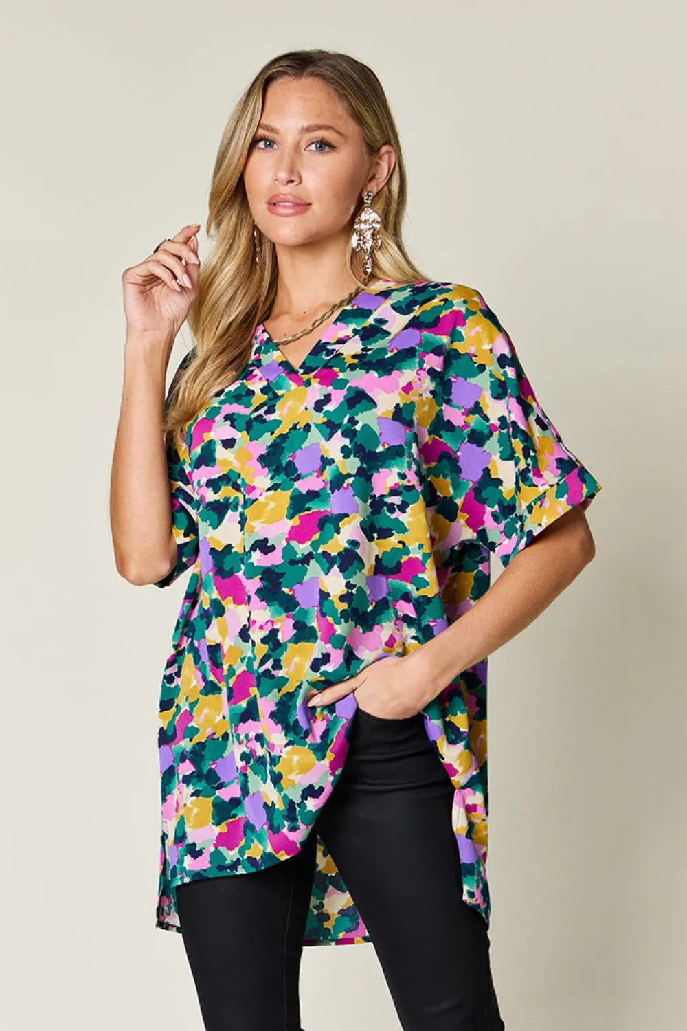 Blusa de cuello V estampada de talla completa con manga corta y abertura lateral Double Take