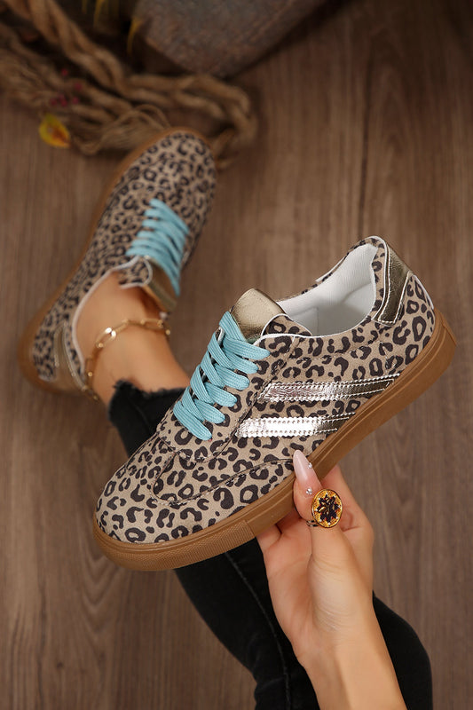 Zapatillas con cordones de cuero sintético y estampado de leopardo, detalle de cuero sintético liso y color café