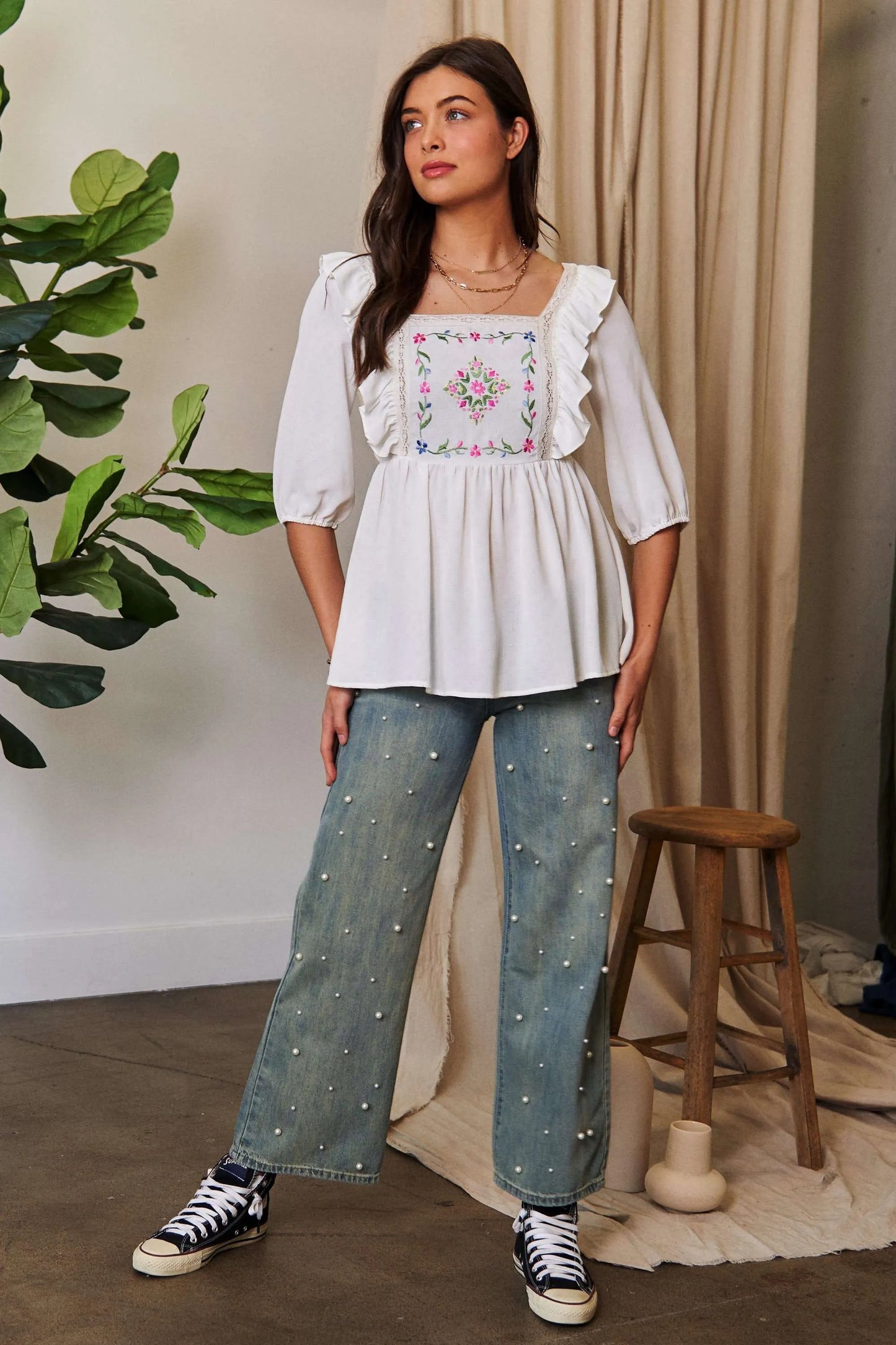 Blusa Davi & Dani con bordado floral, textura y lazo en la espalda con volantes