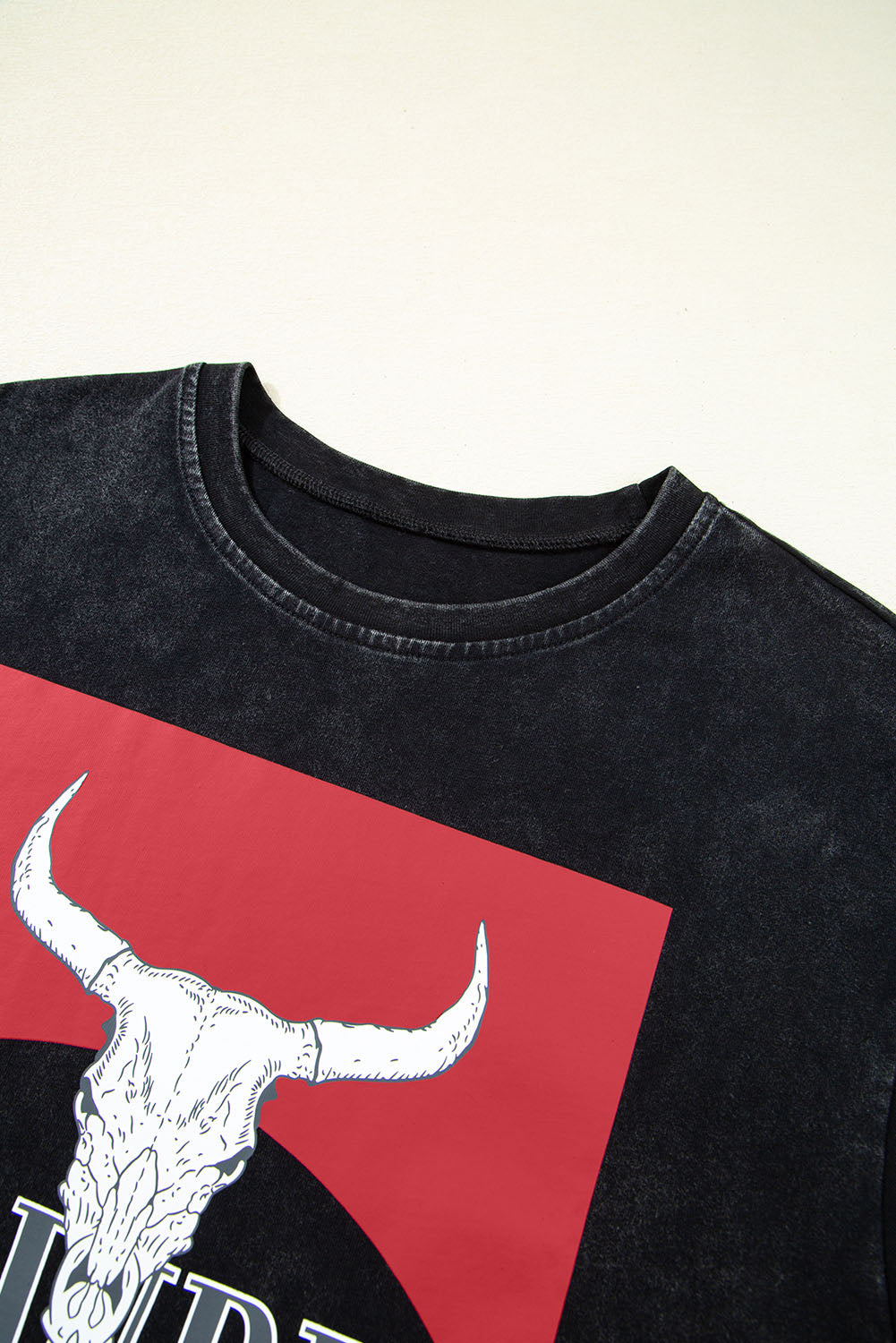 Camiseta suelta con aberturas laterales y estampado de cabeza de buey "HOWDY" de estilo occidental negro