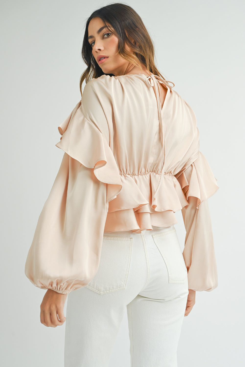 Blusa peplum con volantes, espalda con abertura tipo ojo de cerradura y cordones color avena