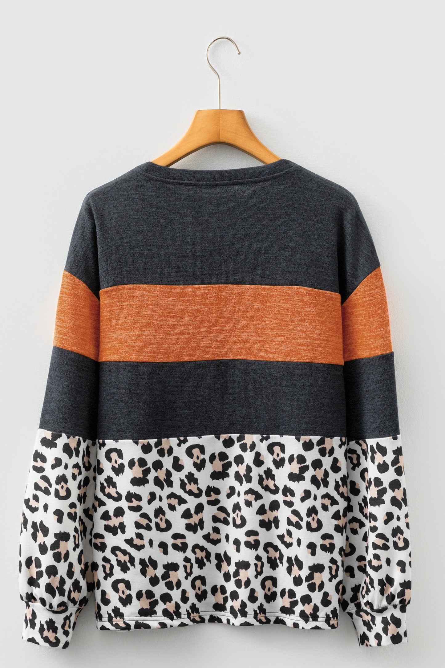 Top informal de manga larga con retazos de leopardo en bloques de color negro