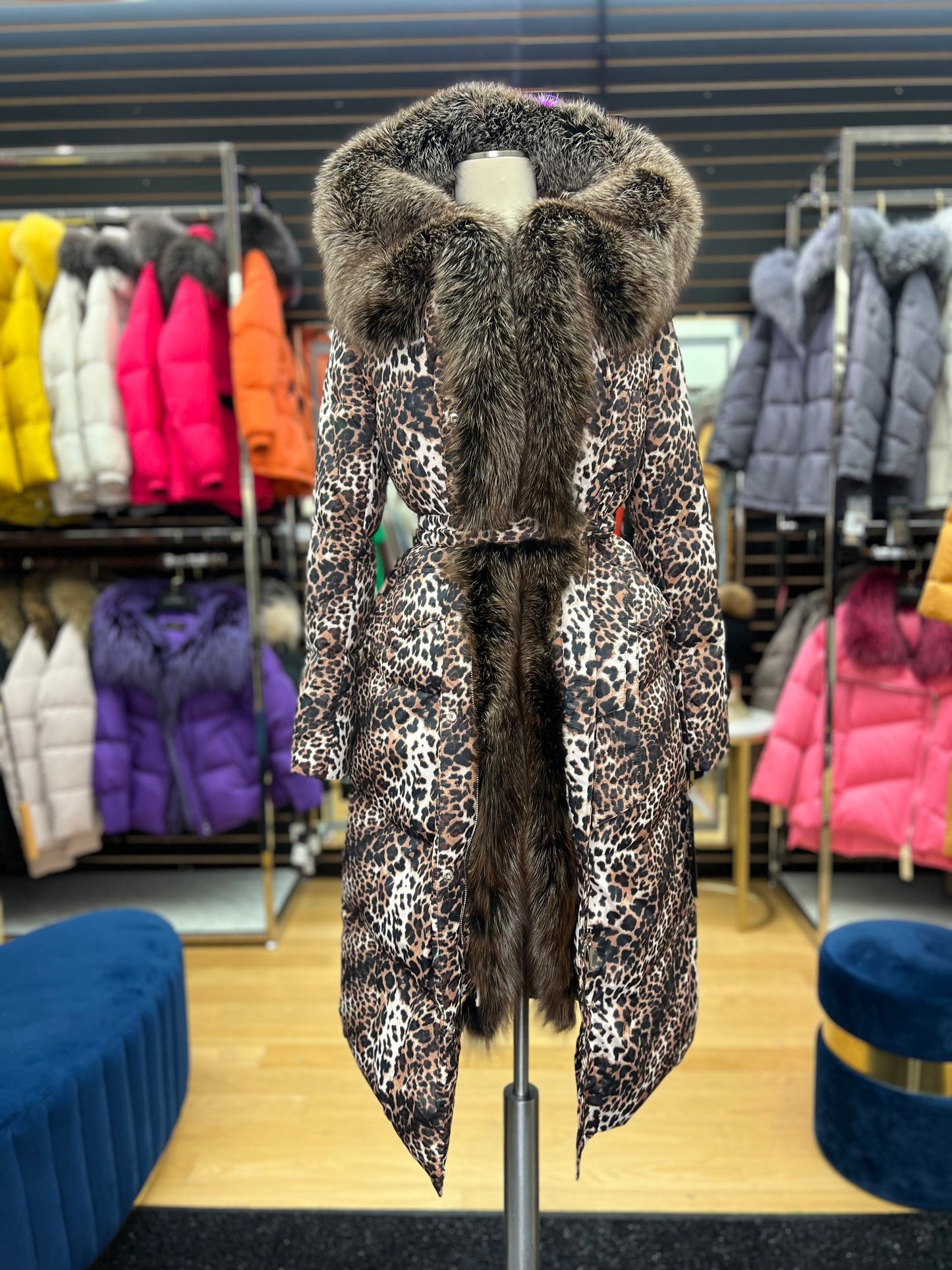 Parka aislante de auténtica piel de zorro plateado y plumón