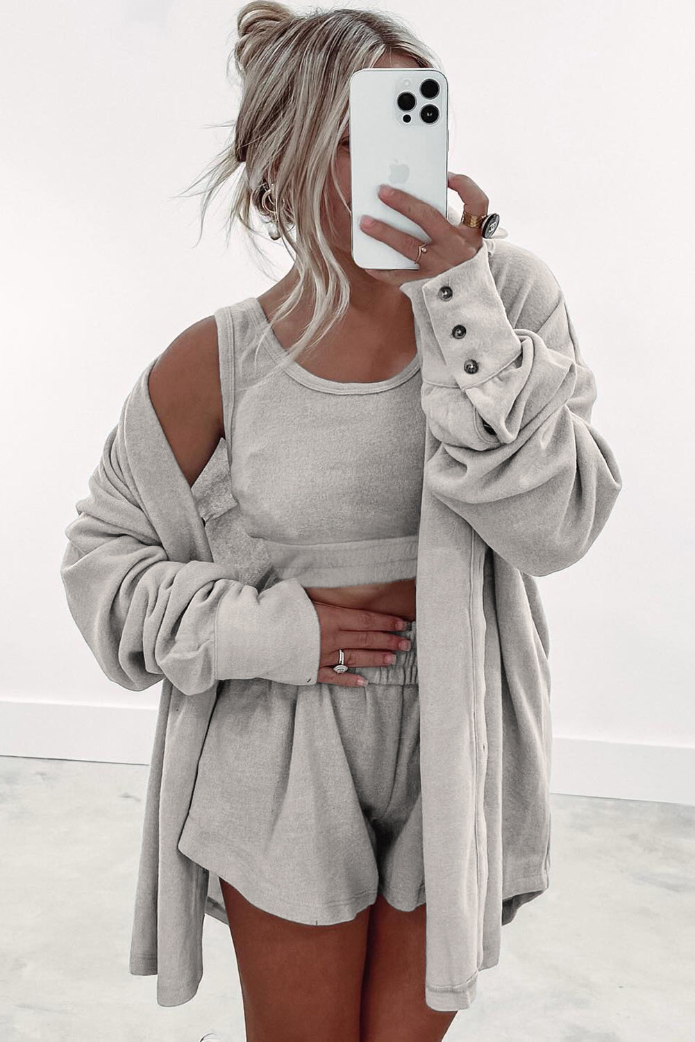 Conjunto de pijama de 3 piezas: top corto gris fruncido en el dobladillo, shorts sueltos y cárdigan