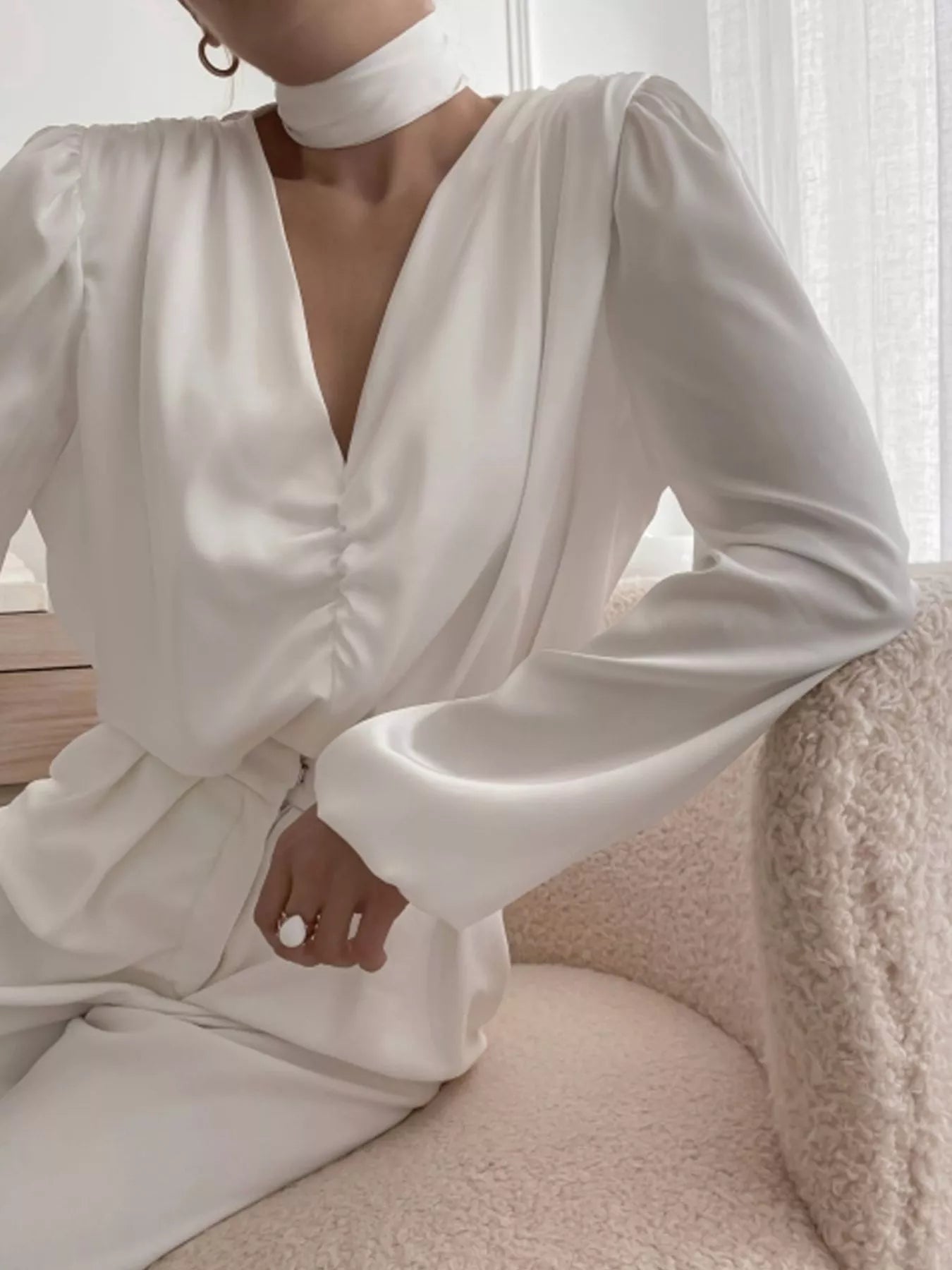 Blusa de manga larga fruncida con cuello en V