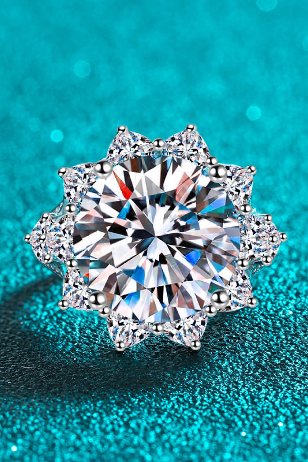 Anillo en forma de flor con moissanita de 10 quilates