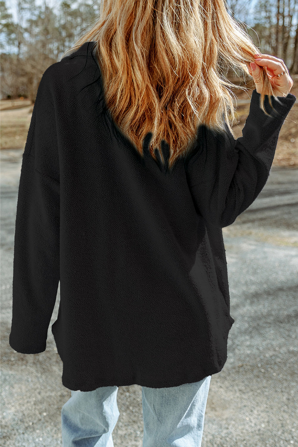 Chaqueta camisera negra de lana con estampado de fútbol y botones en la parte delantera