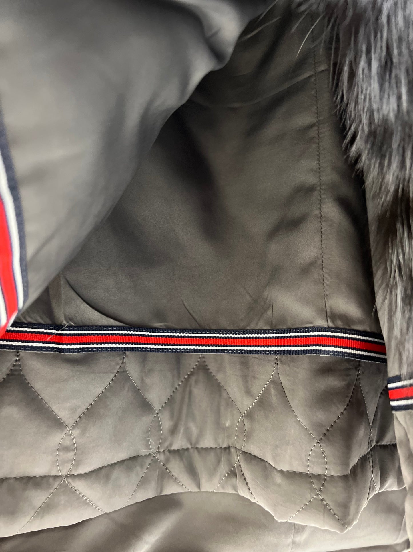 Parka Roma de piel auténtica de zorro plateado y conejo con aislamiento en color rojo
