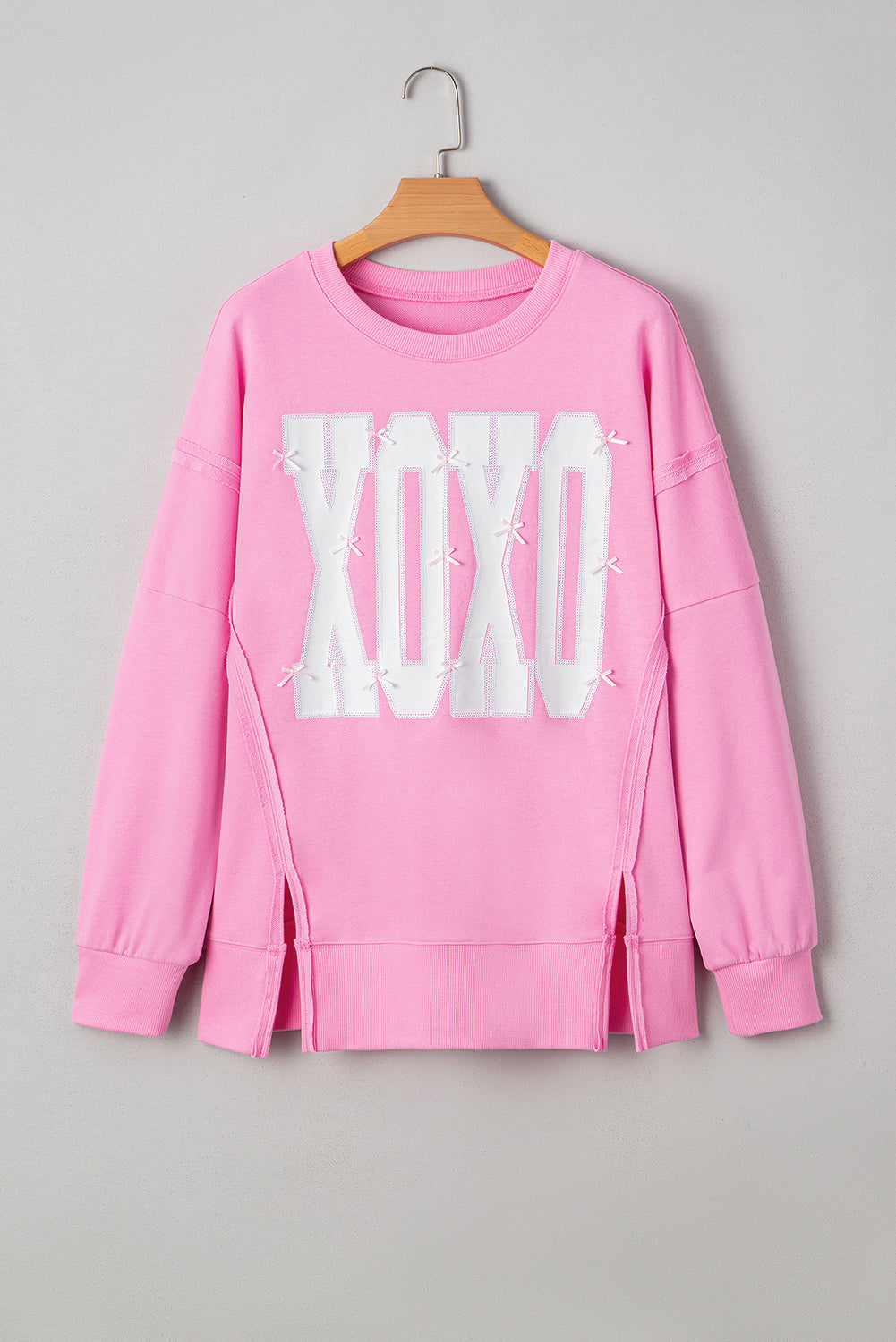 Sudadera holgada con lentejuelas de lazo rosa, gráfico de letras XOXO y costuras expuestas