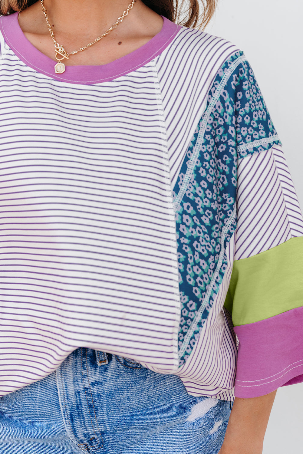 Blusa de manga tres cuartos con bloques de color florales a rayas moradas y parches con bordes sin rematar