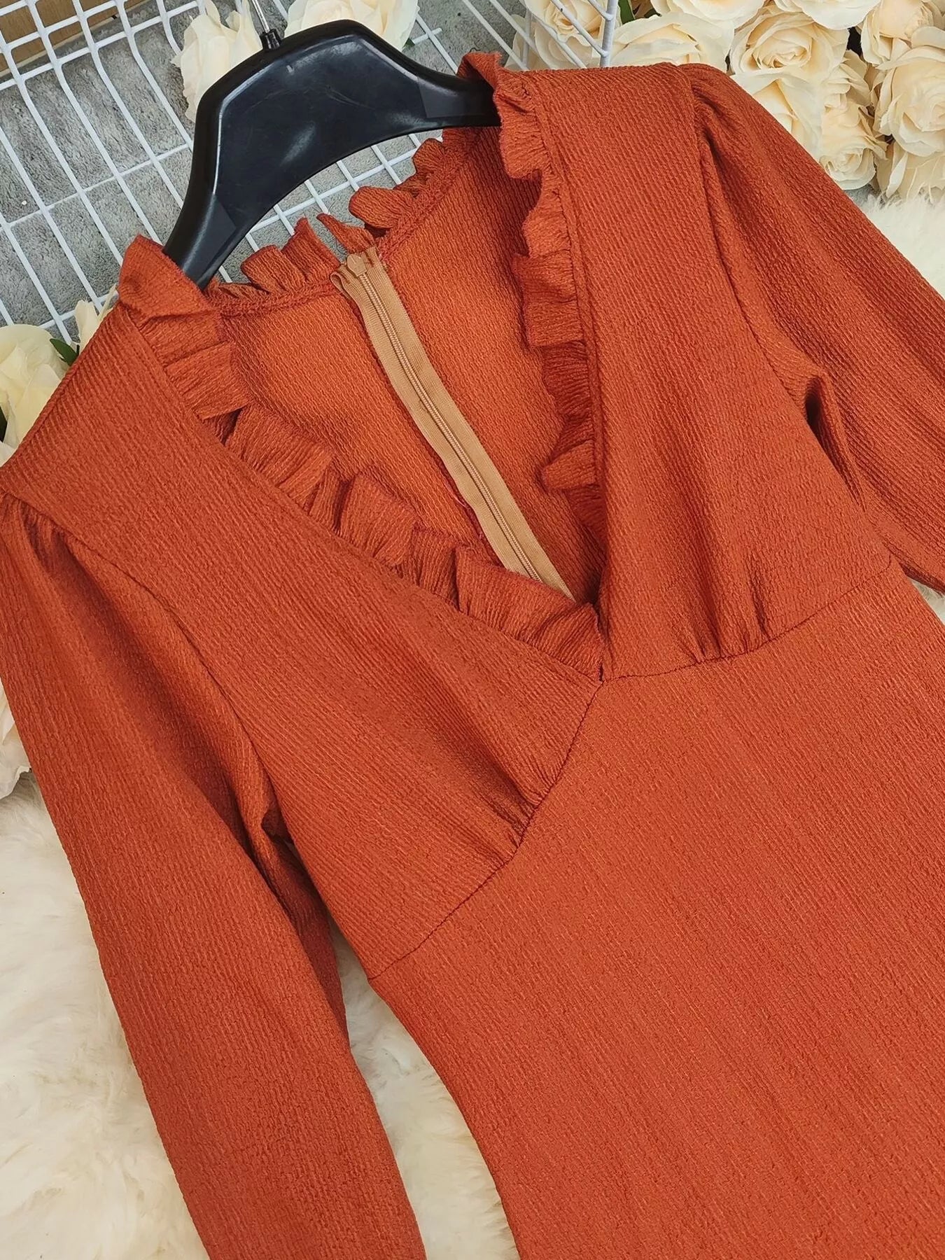 Vestido de manga larga con volantes y bajo asimétrico
