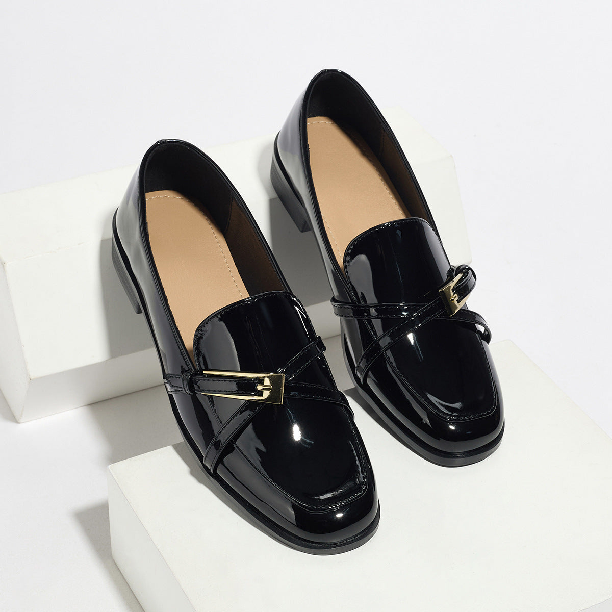Zapatos de charol con punta cuadrada para mujer