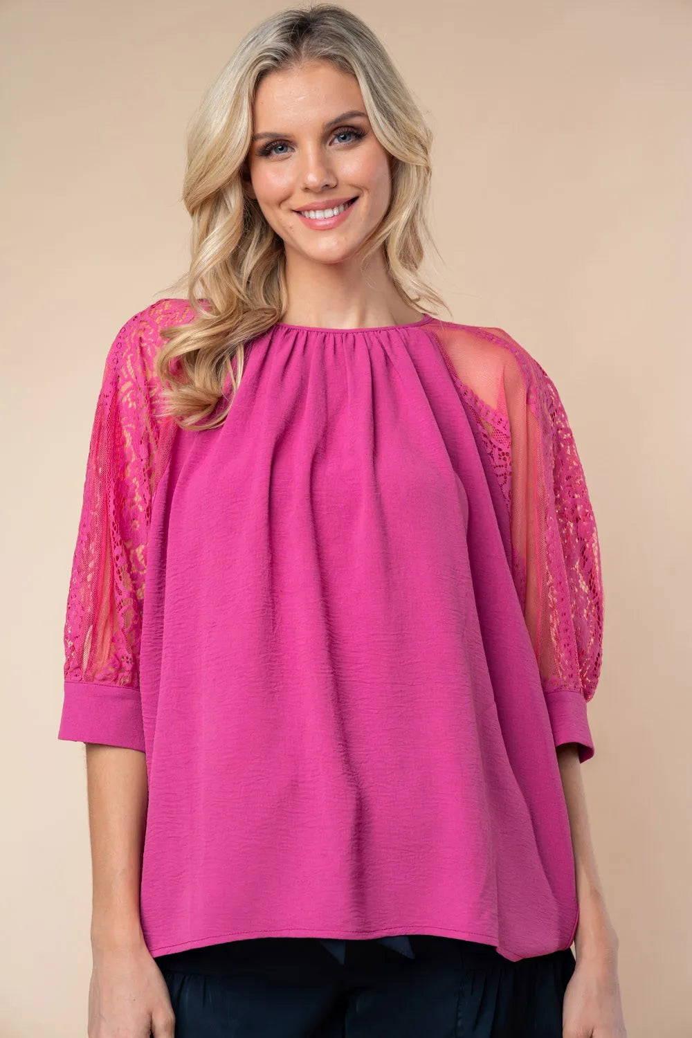 Blusa Blanca de Abedul con Cuello Redondo y Encaje de Media Manga