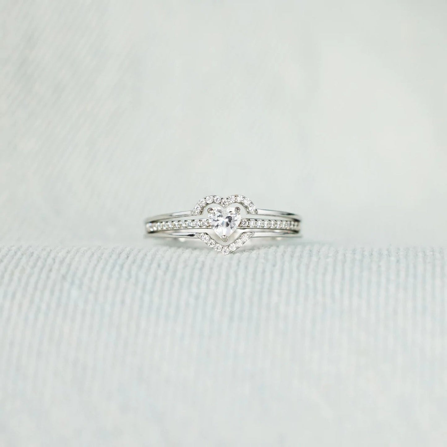 Anillo de Corazón con Circones Engastados de Plata de Ley 925