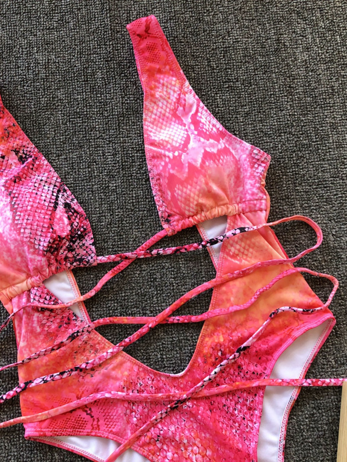 Traje de baño de una pieza escotado sin espalda con cordones