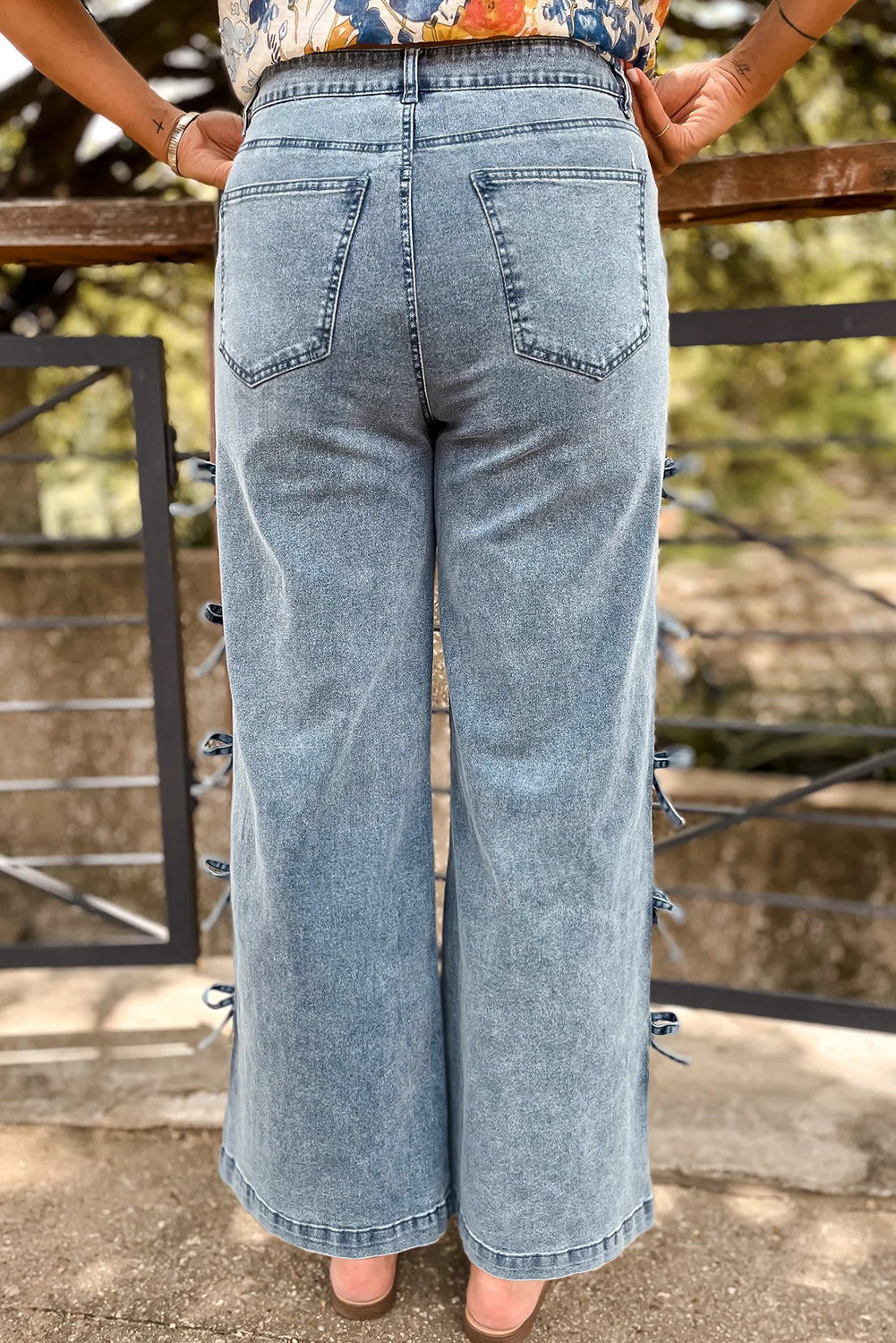 Vaqueros anchos de pierna recta con detalle de nudo lateral y lazo en azul beau