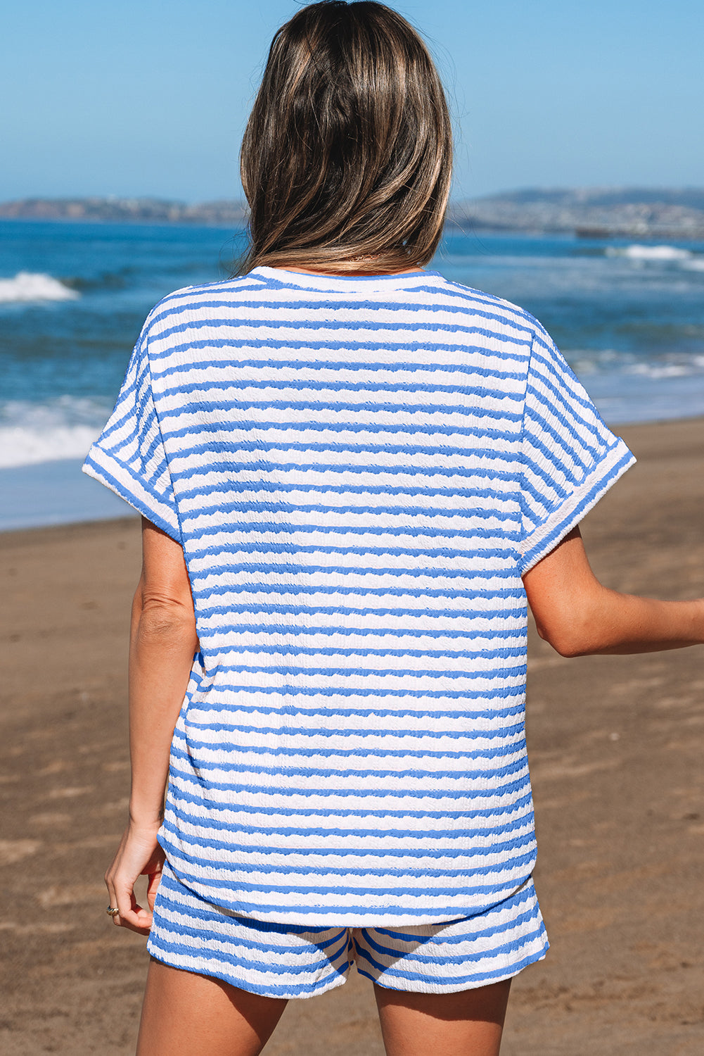 Conjunto de camiseta de manga corta de punto a rayas azul cielo y shorts con cordón
