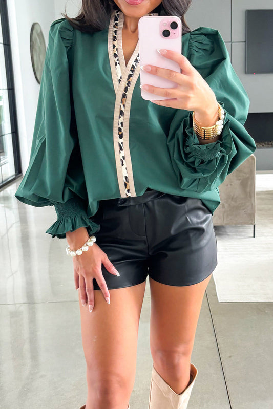 Blusa con cuello en V, manga abullonada, ribete de leopardo y bajo Evergreen