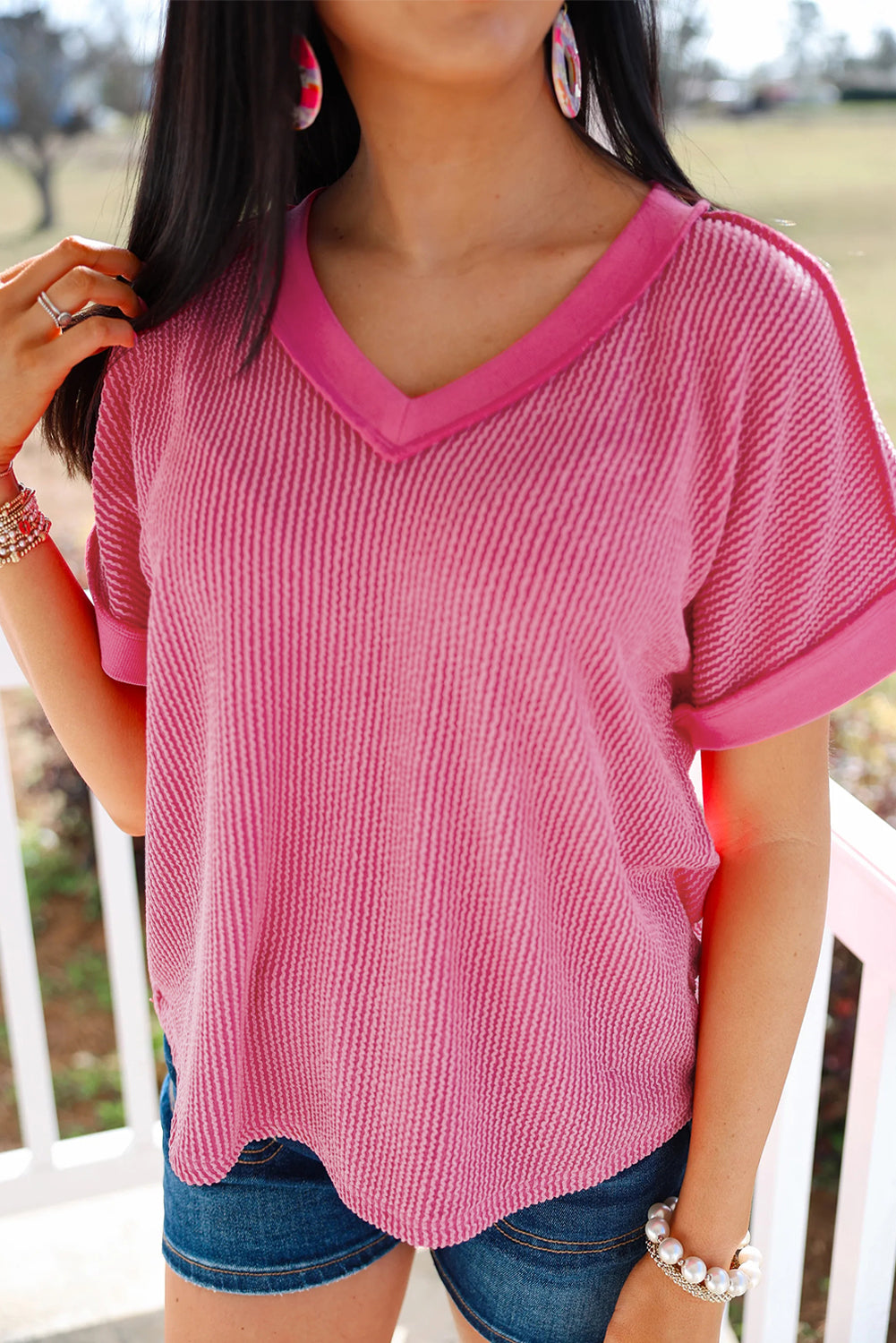 Camiseta casual de punto retorcido acanalado y retazos con cuello de pico en rojo rosa