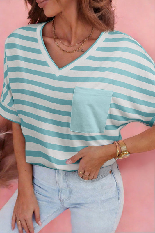 Camiseta Casual con Bolsillo Parcheado, Rayas Azul Cielo y Cuello en V