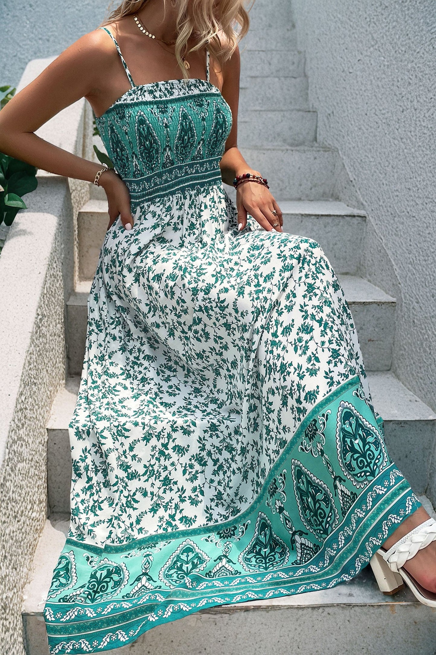 Vestido largo camisero fruncido con estampado floral bohemio verde