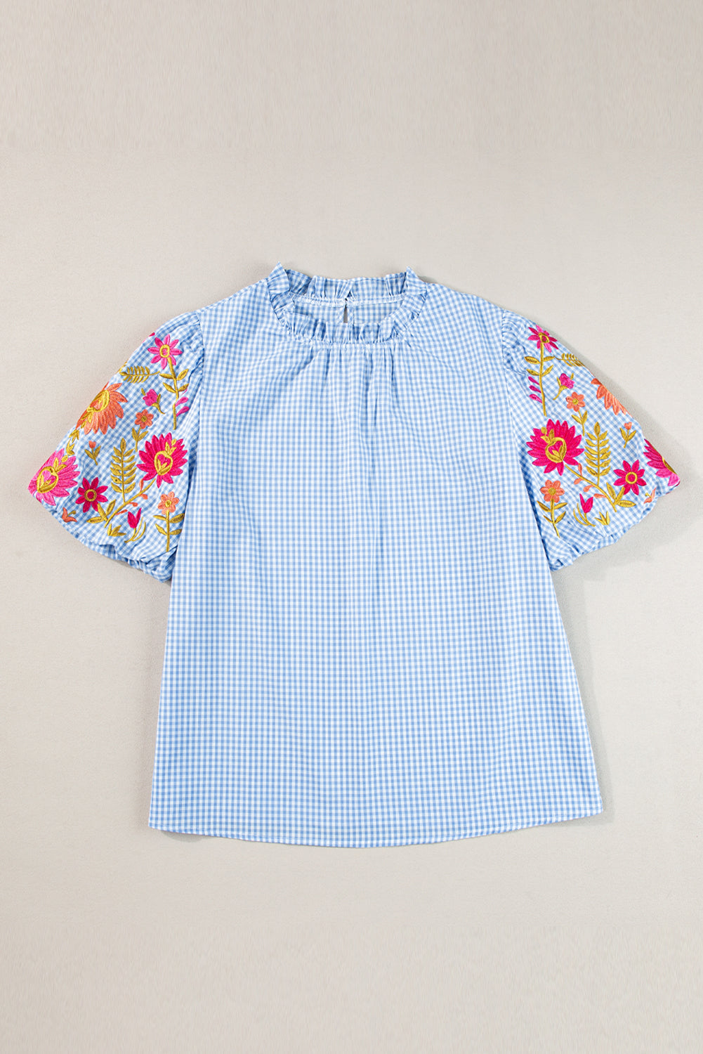 Blusa azul claro de cuadros vichy con bordado floral y mangas abullonadas