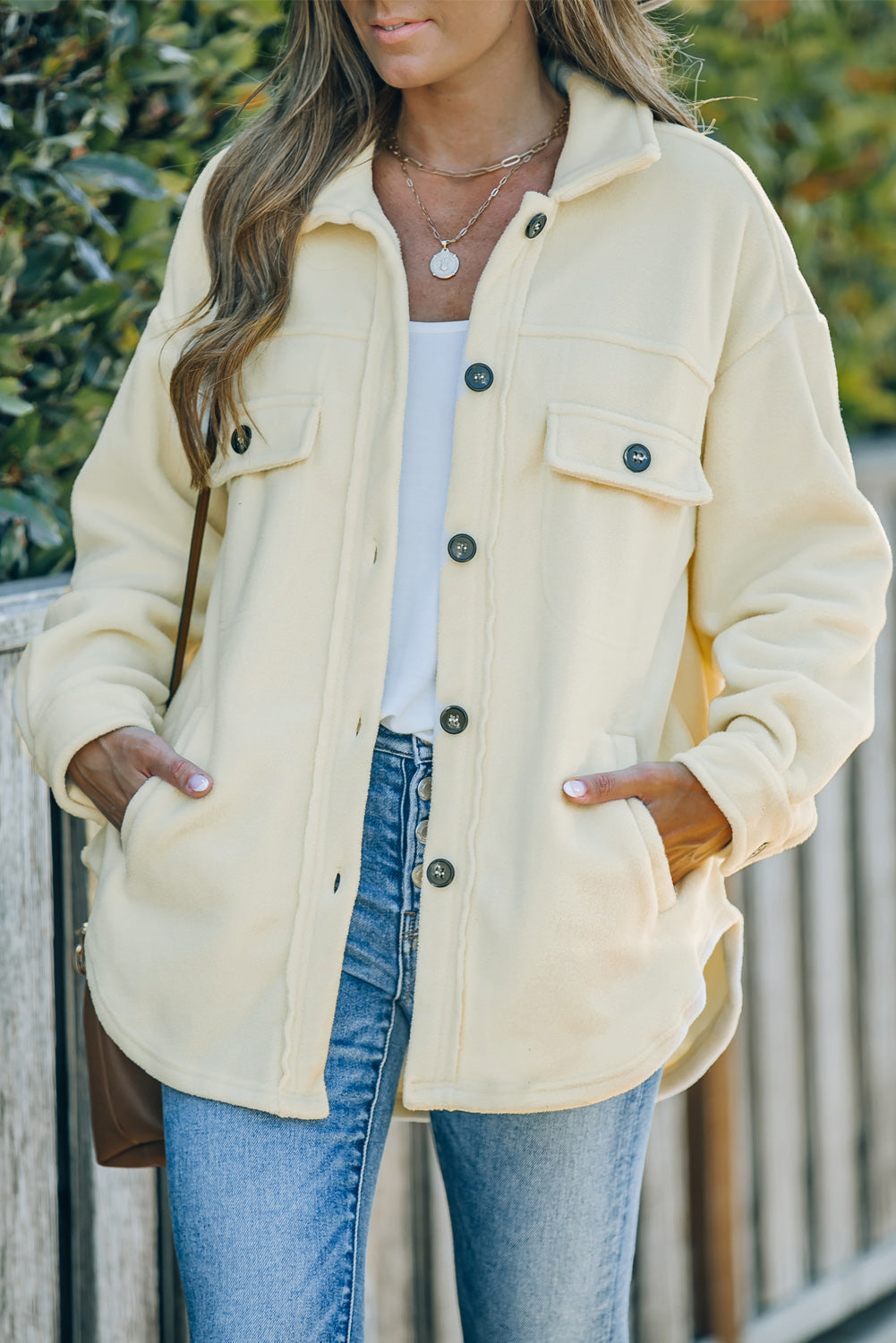 Camisa-chaqueta con botones y cuello vuelto de color beige