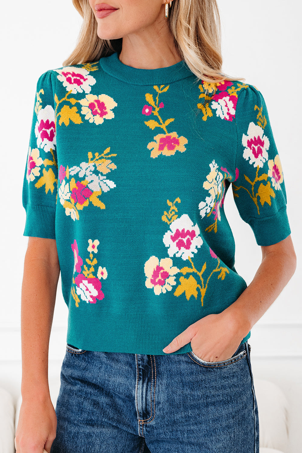Camiseta de punto de manga corta con cuello alto y estampado de flores azules