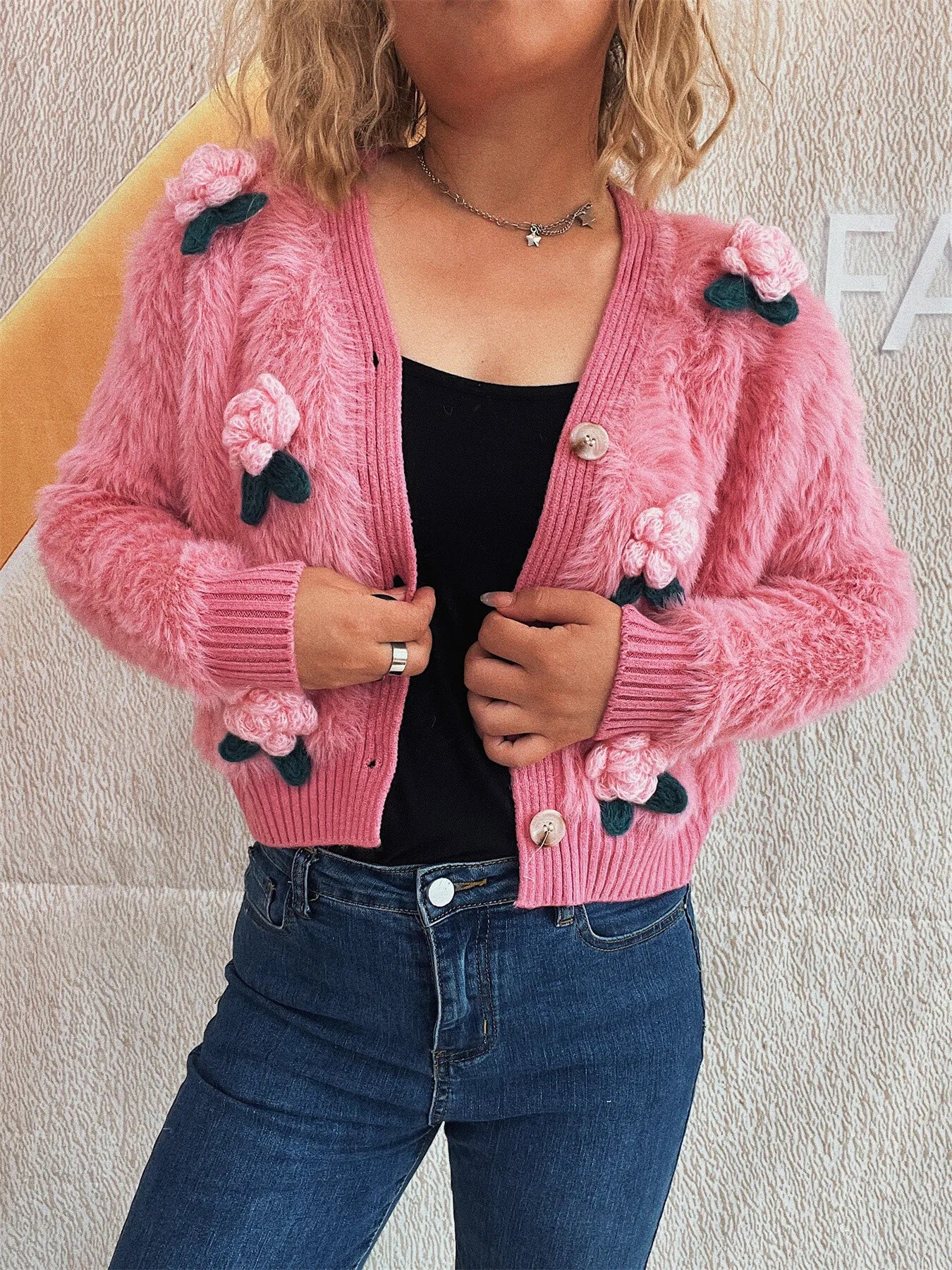 Cárdigan de mujer con botones de flores y peluche