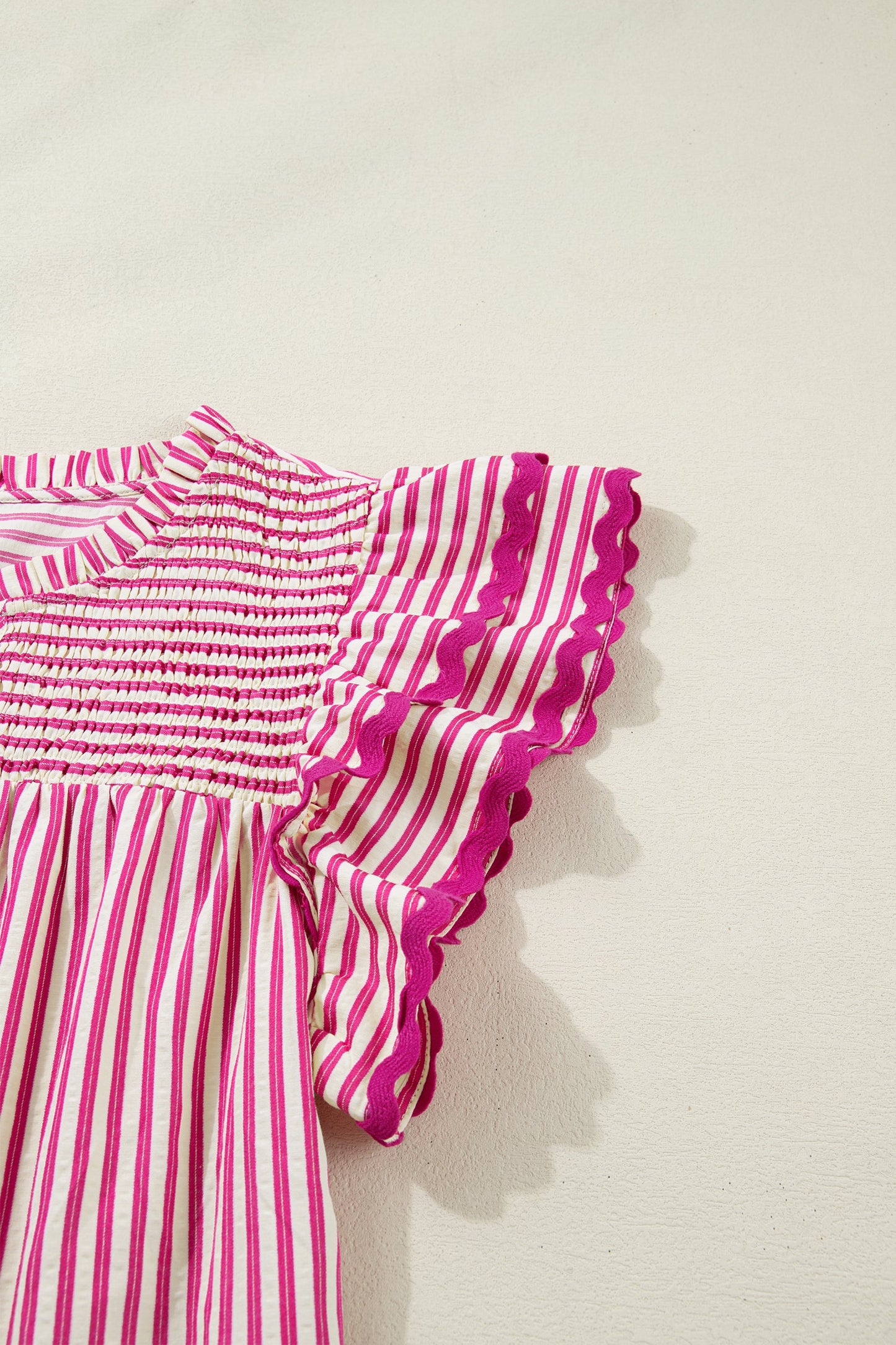Blusa de manga corta con volantes y canesú fruncido a rayas de rosas