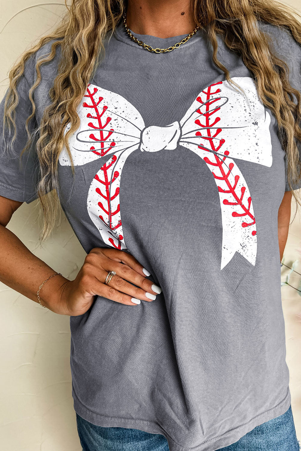 Camiseta gris casual de béisbol con nudo y mangas remangadas con estampado