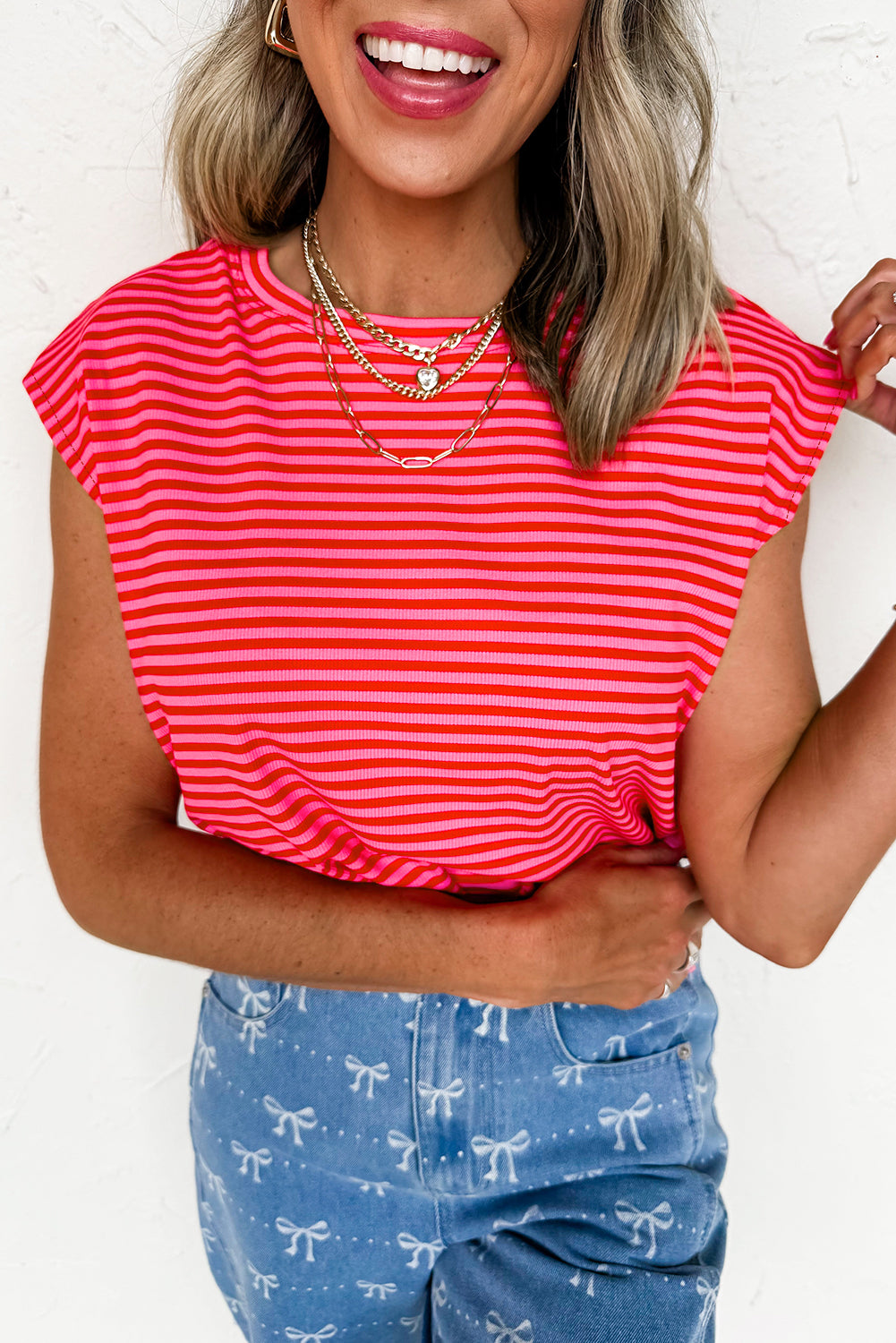 Camiseta de manga corta con cuello redondo, canalé y rayas rojas