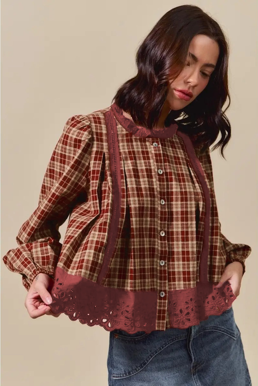 Camisa suelta de manga larga con botones, ribete de encaje calado a cuadros y dalia roja