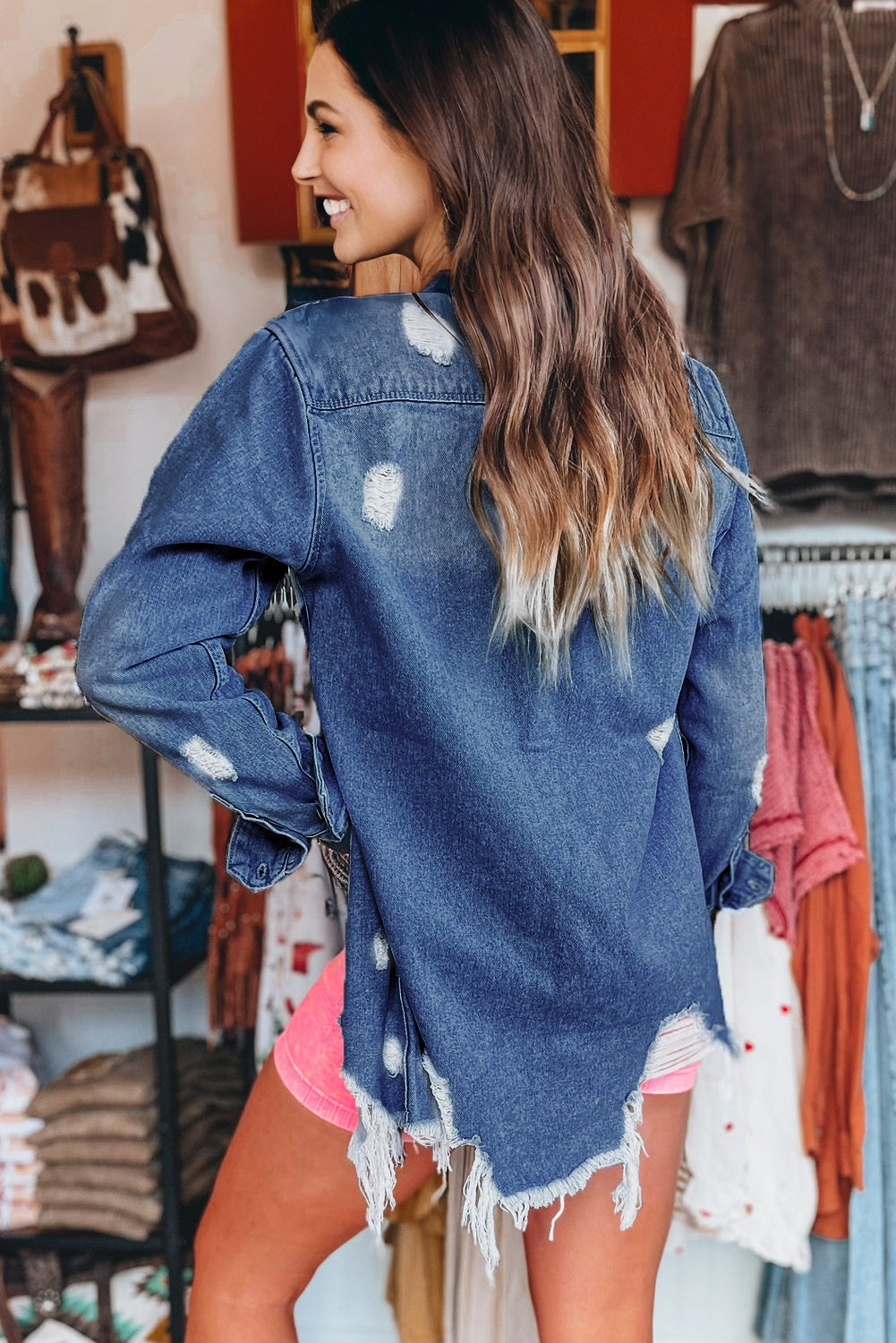 Chaqueta larga de jean celeste con lavado claro, efecto envejecido y deshilachado