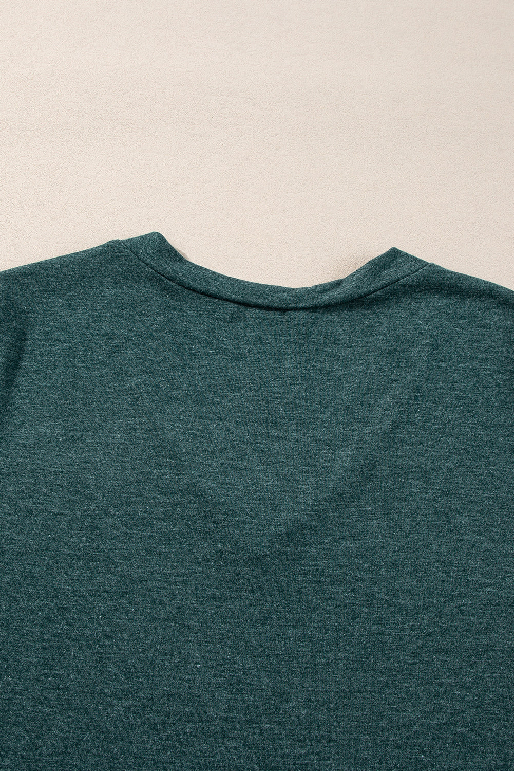 Camiseta de manga larga con cuello de pico en verde niebla liso